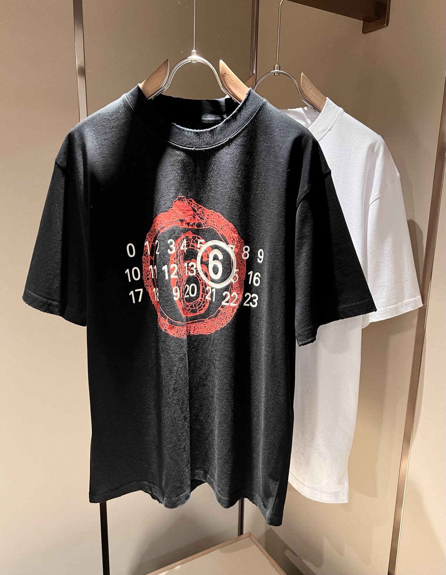 NO:127713,Maison Margiel 2025 spring and summer new short-sleeved T-shirt for men and women, and the counter is available at the same time!  Customized exclusive wash water pure cotton fabric, chest logo pattern printing design!  Simple and generous, calm and versatile, extremely high-end, perfectly integrated with fashion and style, a top fashionable style that perfectly suits the outside wear!  The overall feeling is natural!  Extremely classic versatile casual pants, customized original cotton fabric!  The ultimate perfection of heavy industry!  Fans who pursue high quality are please buy them by themselves, and all fans who know the goods are invited to appreciate this model together!  !  Size S-2XL, Masion Margiela, T-shirt,tees, t-shirt,alexander wang19860909马吉拉 maison margiel 2025春夏新款男女同款短袖T恤,专柜同步发售！定制专属洗水纯棉面料,胸前logo图案印花设计！简约大方,从容百搭,档次极高,完美融入时尚还有风情感一款完美符合外穿的顶尖时髦气质款！整体给人浑然天成的感觉！极致经典的百搭型休闲裤,定制原版纯棉面料！极致的重工极致的完美！追求高品质的粉丝们请自行抢购,诚邀所有识货的粉丝一同鉴赏此款！！尺码S-2XL,,masion margiela,T-shirt,tees，t-shirt,alexander wang,Men's clothing