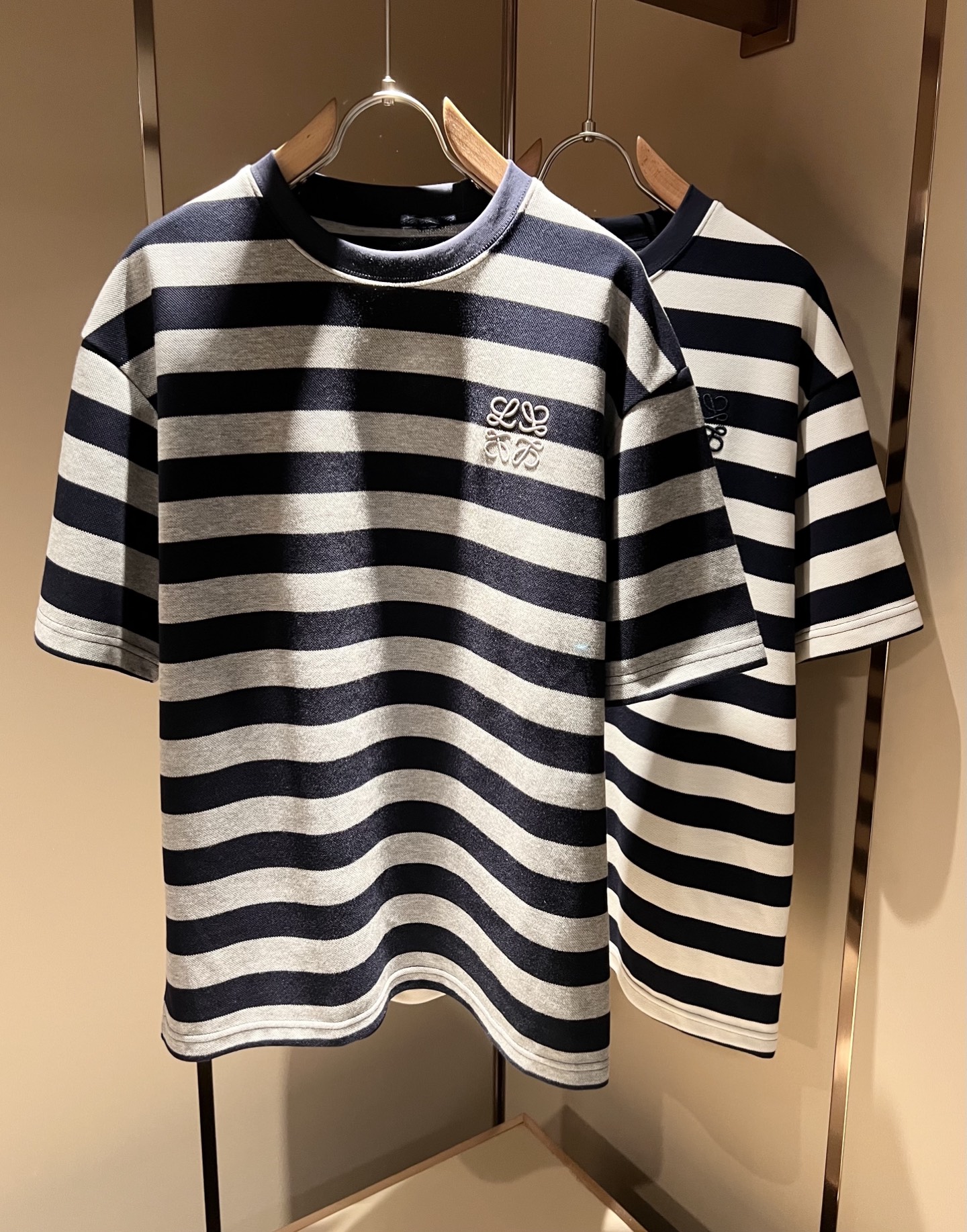 NO:127719,LOE*WE Luo*We 2025 spring and summer new striped short-sleeved T-shirt for men and women, original Italian order channel, very personalized and high-end style, logo logo pattern embroidery craft design!  Couple pure cotton short-sleeved T-shirt!  !  The latest fashion trends and popular products are here, and it is another simple and high-end fashion item. It is a fashion product with very high-end outfit charm. It is a must-have item for fashion trends!  Original Italian manufacturer channels, special-level orders, and released at the same time as Hong Kong, Macao and Taiwan buyers. This model is also the latest popular product of Luo Yiweijia this year and the most classic product. Its specifications and grades are beyond doubt!  !  The choice is very diverse, and it can be said that this model naturally has a fresh and natural feeling, showing the brand charm and high-end feeling. The texture of this model is very good, and the heavy weight and brilliant skin-friendliness that can be seen with hands are even better, and it is a complete enjoyment of wearing!  !  Size: M-2XL, loewe, loewe, T-shirt,tees, t-shirt,alexander wang19860909LOE*WE罗*威 2025春夏新款男女同款条纹短袖T恤,意大利原厂订单渠道,极具个性高级风,标志logo图案刺绣工艺设计！情侣款纯棉短袖T恤！！最新时尚潮流人气产物驾到,又是一款简约高级的时尚单品,穿搭魅力十分高级不俗的时尚产物 ,时尚潮流必备单品！意大利原厂渠道,特供级别订单,同步港澳台买手店发布,此款也是罗意威家今年的最新人气产物,也是最经典的产物,其规格跟档次更是毋庸置疑！！ 选择极具多样化,言而喻此款自然具备那种清新自然的感觉,彰显品牌魅力与高级感,此款的质感十分的到位,用手可以感知的重磅跟出彩亲肤程度更是上佳,十足的穿着享受！！尺码: M-2XL,,loewe,loewe,T-shirt,tees，t-shirt,alexander wang,Men's clothing
