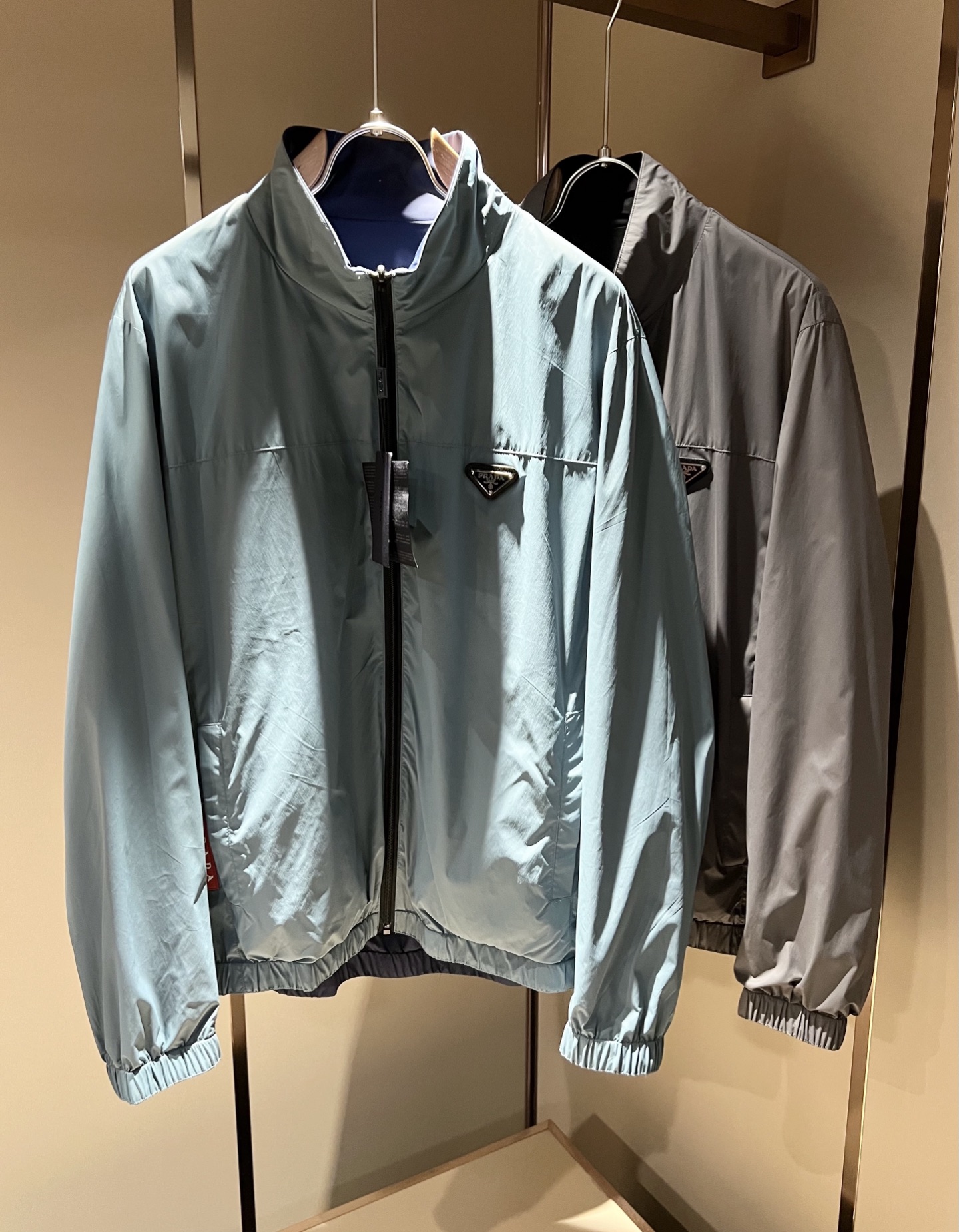 NO:127722,PRAD*A PRO*Da Double-sided Jacket!  2025 spring and summer casual jacket, the latest fashionable jacket! Trading company channels are rare and it is released on the official website. The most anticipated high-quality products that the male gods are most looking forward to are coming, making you feel what it means to be truly high and luxurious and has a connotation! This jacket is made of P-friendly and customized technology fabrics. The surface is neat and smooth and shiny. The texture is obvious through the screen. The upper body is comfortable, light and not stuffy. Exquisite hardware and auxiliary materials Logo accessories!  Hardware logo pattern design!  Perfectly enhance the overall sense of luxury and class, and you can get a high-end luxury atmosphere at a glance! Basic regular jacket style cut, versatile and simple upper body, not picky, easy to deal with various occasions and environments, is undoubtedly a must-have item for daily commuting! Size M-3XL, prada, jackets & coats, jackets & coats, alexander wang19860909PRAD*A普*达双面夹克！2025春夏休闲夹克外套,最新时尚夹克外套!贸易公司渠道稀出,同步官网发售,男神最为期待的精品狠货重磅来袭,让你感受到什么叫真正的高奢有内涵!此款夹克外套选用了P家专业定制的科技面料制成,表面整洁光滑且富有光泽,质感透过屏幕都显而易 见,上身舒适轻盈不闷热, 精致五金辅料Logo配饰！五金logo图案设计！完美提升了整体的奢华档次感,一眼就能Get到的高端奢华气息!基础常规的夹克版型裁剪,上身百搭简约不挑人,轻松应对各种场合与环境,属于日常通勤必备的臻品无疑!尺码M-3XL,,prada,jackets & coats,jackets & coats,alexander wang,Men's clothing