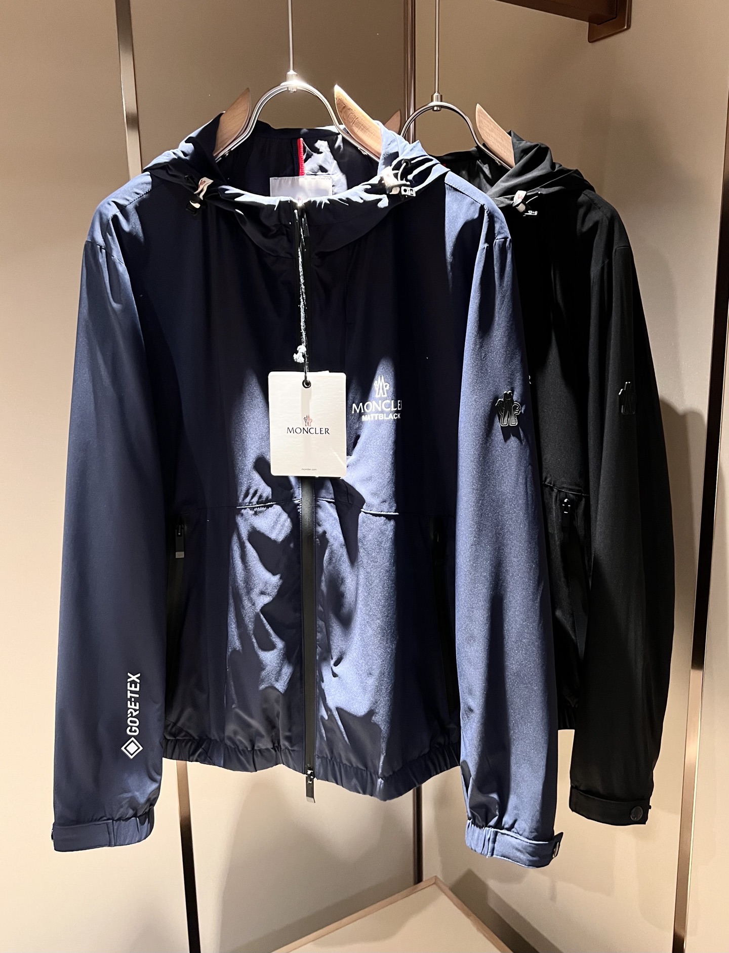 NO:127734,Monc*ler Monk 2025 early spring classic jacket, urban fashionable and casual style!  The fabric is super soft, cool and fashionable jacket. It is fashionable and versatile, with breathable and fashionable and beautiful upper body. The special fabrics are all polyester fiber fabrics imported from the UK. They are lightly shiny, unique texture, soft and smooth, and excellent details. They are not a product that ordinary fabrics can compare with. Sleeve logo badge design!  Very charming design, inner seam edging technology, customized original logo auxiliary material design!  The details are very in-depth. They give outdoor users full experience and perfect protection, allowing us to get closer to the challenges of nature. The minimalist seasonal design elements, the perfect slim fit style, highly recommended!  Size M-3XL, Jackets & coats, Jackets & coats, Alexander wang19860909Monc*ler蒙*口2025早春经典夹克外套,都市时尚休闲款！面料超软面料帅酷爆款夹克外套.时尚都市百搭款款,上身透气而且时尚靓丽,特供面料都是英国进口的聚酯纤维纤维面料,淡淡光泽,质感独特,手感柔嫩顺滑,细节出色 不是一般面料所能对比的产品.袖子logo徽章设计！非常极具魅力的设计,内缝包边工艺,定制原版logo辅料设计！细节非常到位.给户外使用者充分的体验和完善的保护,让我们更接近大自然的挑战,极简当季的设计元素,完美修身版型,强烈推荐！尺码M-3XL,,jackets & coats,jackets & coats,alexander wang,Men's clothing