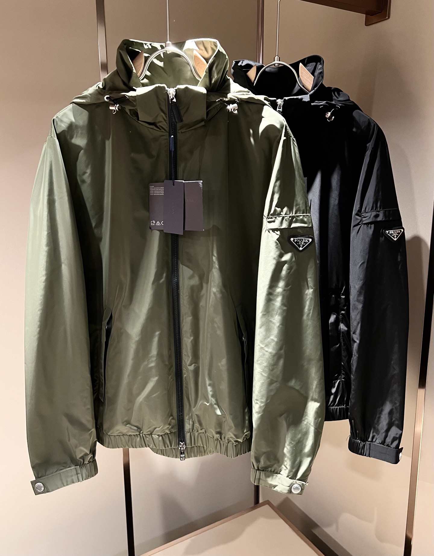 NO:127724,PRAD*A 2025 spring and summer casual jacket, the latest fashionable jacket! Trading company channels are rare and it is released on the official website. The most anticipated high-quality products that men's gods are coming, making you feel what it means to be truly high and luxurious and has a connotation! This jacket is made of P-family customized technology fabrics. The surface is neat and smooth and shiny. The texture is obvious through the screen. The upper body is comfortable, light and not stuffy. Exquisite hardware and auxiliary materials Logo accessories!  Hardware logo pattern design!  Perfectly enhance the overall sense of luxury and class, and you can get a high-end luxury atmosphere at a glance! Basic regular jacket style cut, versatile and simple upper body, not picky, easy to deal with various occasions and environments, is undoubtedly a must-have item for daily commuting! Size M-3XL, prada, jackets & coats, jackets & coats, alexander wang19860909PRAD*A普*达 2025春夏休闲夹克外套,最新时尚夹克外套!贸易公司渠道稀出,同步官网发售,男神最为期待的精品狠货重磅来袭,让你感受到什么叫真正的高奢有内涵!此款夹克外套选用了P家专业定制的科技面料制成,表面整洁光滑且富有光泽,质感透过屏幕都显而易 见,上身舒适轻盈不闷热, 精致五金辅料Logo配饰！五金logo图案设计！完美提升了整体的奢华档次感,一眼就能Get到的高端奢华气息!基础常规的夹克版型裁剪,上身百搭简约不挑人,轻松应对各种场合与环境,属于日常通勤必备的臻品无疑!尺码M-3XL,,prada,jackets & coats,jackets & coats,alexander wang,Men's clothing