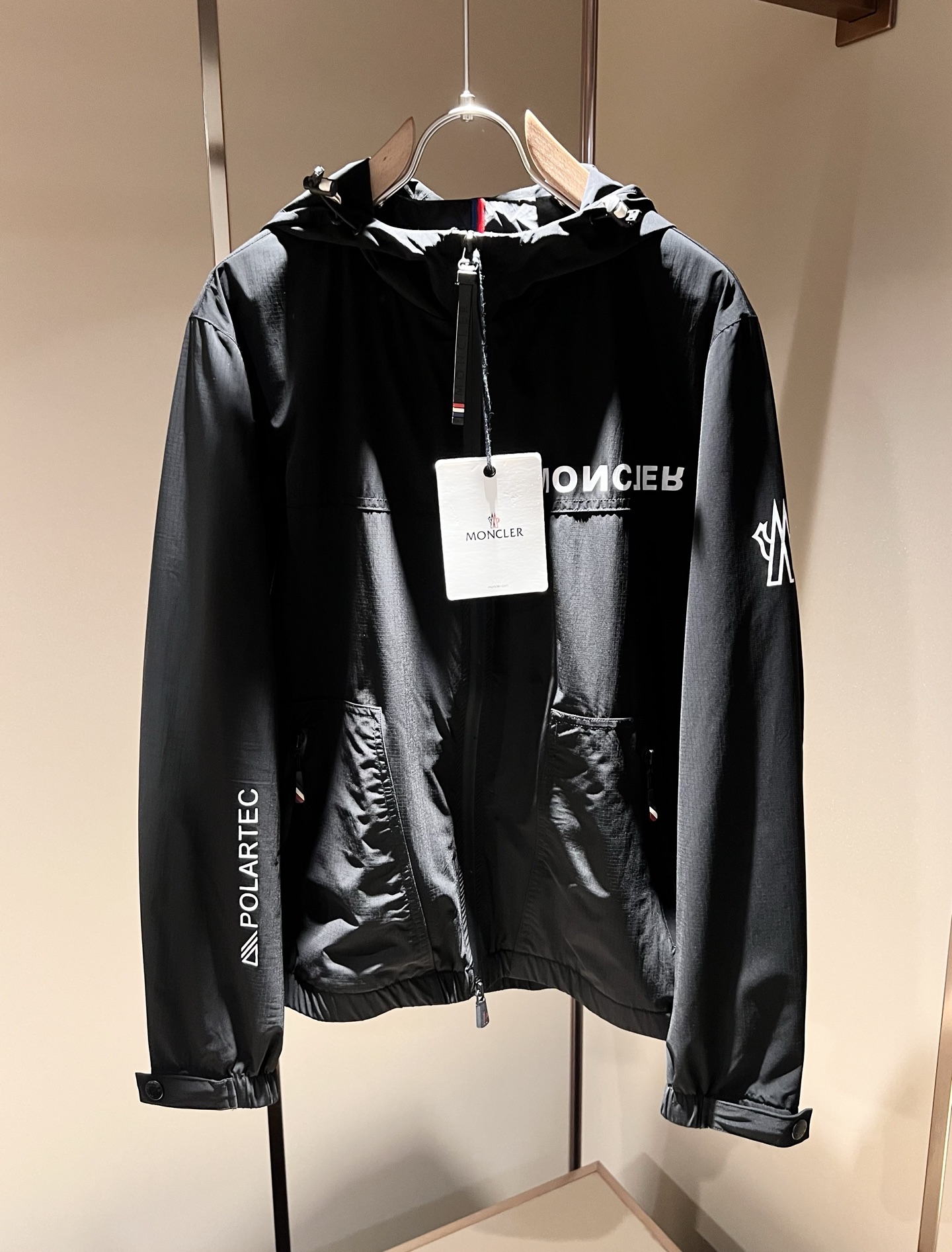 NO:127728,Monc*ler Monk 2025 early spring classic jacket, urban fashionable and casual style!  The fabric is super soft, cool and popular jacket. It is fashionable and urban versatile, breathable and fashionable and beautiful. The special fabrics are all polyester fiber fabrics imported from the UK. They are lightly shiny, unique texture, soft and smooth, and excellent details. They are not a product that ordinary fabrics can compare with. Sleeves logo printing design!  Very charming design, inner seam edging technology, customized original logo auxiliary material design!  The details are very in-depth. They give outdoor users full experience and perfect protection, allowing us to get closer to the challenges of nature. The minimalist seasonal design elements, the perfect slim fit style, highly recommended!  Size M-3XL, Jackets & coats, Jackets & coats, Alexander wang19860909Monc*ler蒙*口2025早春经典夹克外套,都市时尚休闲款！面料超软面料帅酷爆款夹克外套.时尚都市百搭款款,上身透气而且时尚靓丽,特供面料都是英国进口的聚酯纤维纤维面料,淡淡光泽,质感独特,手感柔嫩顺滑,细节出色 不是一般面料所能对比的产品.袖子logo印花设计！非常极具魅力的设计,内缝包边工艺,定制原版logo辅料设计！细节非常到位.给户外使用者充分的体验和完善的保护,让我们更接近大自然的挑战,极简当季的设计元素,完美修身版型,强烈推荐！尺码M-3XL,,jackets & coats,jackets & coats,alexander wang,Men's clothing