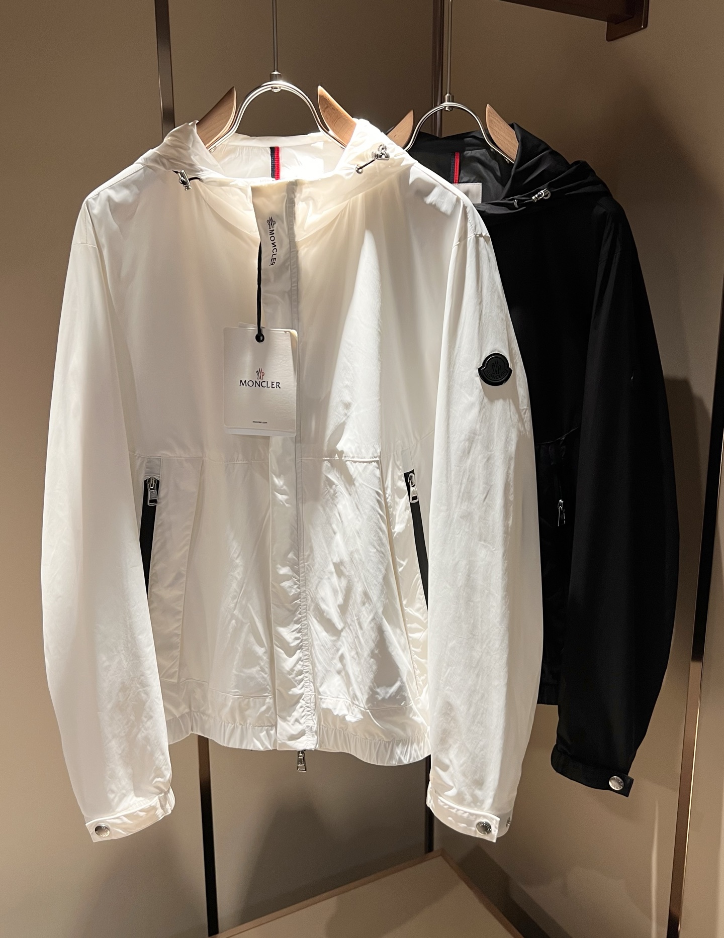 NO:127726,Monc*ler Monk 2025 early spring classic jacket, urban fashionable and casual style!  The fabric is super soft, cool and fashionable jacket. It is fashionable and versatile, with breathable and fashionable and beautiful upper body. The special fabrics are all polyester fiber fabrics imported from the UK. They are lightly shiny, unique texture, soft and smooth, and excellent details. They are not a product that ordinary fabrics can compare with. Sleeve logo badge design!  Very charming design, inner seam edging technology, customized original logo auxiliary material design!  The details are very in-depth. They give outdoor users full experience and perfect protection, allowing us to get closer to the challenges of nature. The minimalist seasonal design elements, the perfect slim fit style, highly recommended!  Size M-3XL, Jackets & coats, Jackets & coats, Alexander wang19860909Monc*ler蒙*口2025早春经典夹克外套,都市时尚休闲款！面料超软面料帅酷爆款夹克外套.时尚都市百搭款款,上身透气而且时尚靓丽,特供面料都是英国进口的聚酯纤维纤维面料,淡淡光泽,质感独特,手感柔嫩顺滑,细节出色 不是一般面料所能对比的产品.袖子logo徽章设计！非常极具魅力的设计,内缝包边工艺,定制原版logo辅料设计！细节非常到位.给户外使用者充分的体验和完善的保护,让我们更接近大自然的挑战,极简当季的设计元素,完美修身版型,强烈推荐！尺码M-3XL,,jackets & coats,jackets & coats,alexander wang,Men's clothing