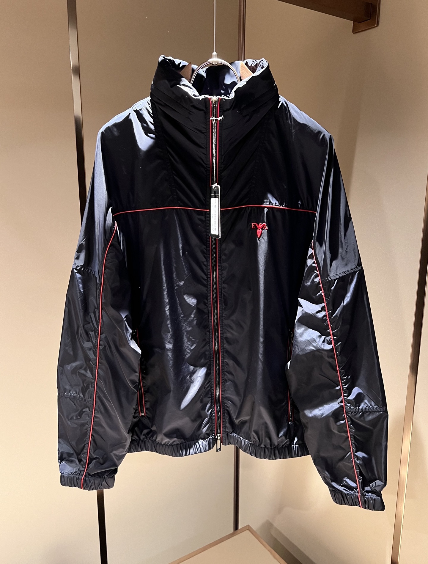 NO:127730,Arman Ahni 2025 early spring new casual jacket jacket, the latest fashionable casual zipper jacket, fashionable hooded jacket jacket! Trading company channels are rare, and it is released on the official website. The most anticipated high-quality products of the male god and goddess are coming, making you feel what it means to be truly high and luxurious! This jacket is made of professionally customized light and thin technological fabrics. The surface is neat and smooth and shiny. The texture is obvious through the screen. The upper body is comfortable, light and not stuffy. The windproof gives you the most enjoyable wearing experience!  Exquisite Logo pattern embroidery design!  Perfectly enhance the overall sense of luxury and class, and you can get a high-end luxury atmosphere at a glance! The basic conventional hooded jacket style cut is versatile and simple, and it is easy to deal with various occasions and environments. It is undoubtedly a must-have item for daily commuting! Size M~3XL, armani, jackets & coats, jackets & coats, hats, alexander wang19860909Arman阿*尼 2025早春新款休闲夹克外套,最新时尚休闲拉链夹克,时尚连帽夹克外套!贸易公司渠道稀出,同步官网发售,男神女神最为期待的精品狠货重磅来袭,让你感受到什么叫真正的高奢有内涵!此款夹克外套选用专业定制的轻薄科技面料制成,表面整洁光滑且富有光泽,质感透过屏幕都显而易 见,上身舒适轻盈不闷热, 防风给你最为享受的穿着体验！精致Logo图案刺绣设计！完美提升了整体的奢华档次感,一眼就能Get到的高端奢华气息!基础常规的连帽夹克版型裁剪,上身百搭简约不挑人,轻松应对各种场合与环境,属于日常通勤必备的臻品无疑!尺码M～3XL,,armani,jackets & coats,jackets & coats,hats,alexander wang,Men's clothing