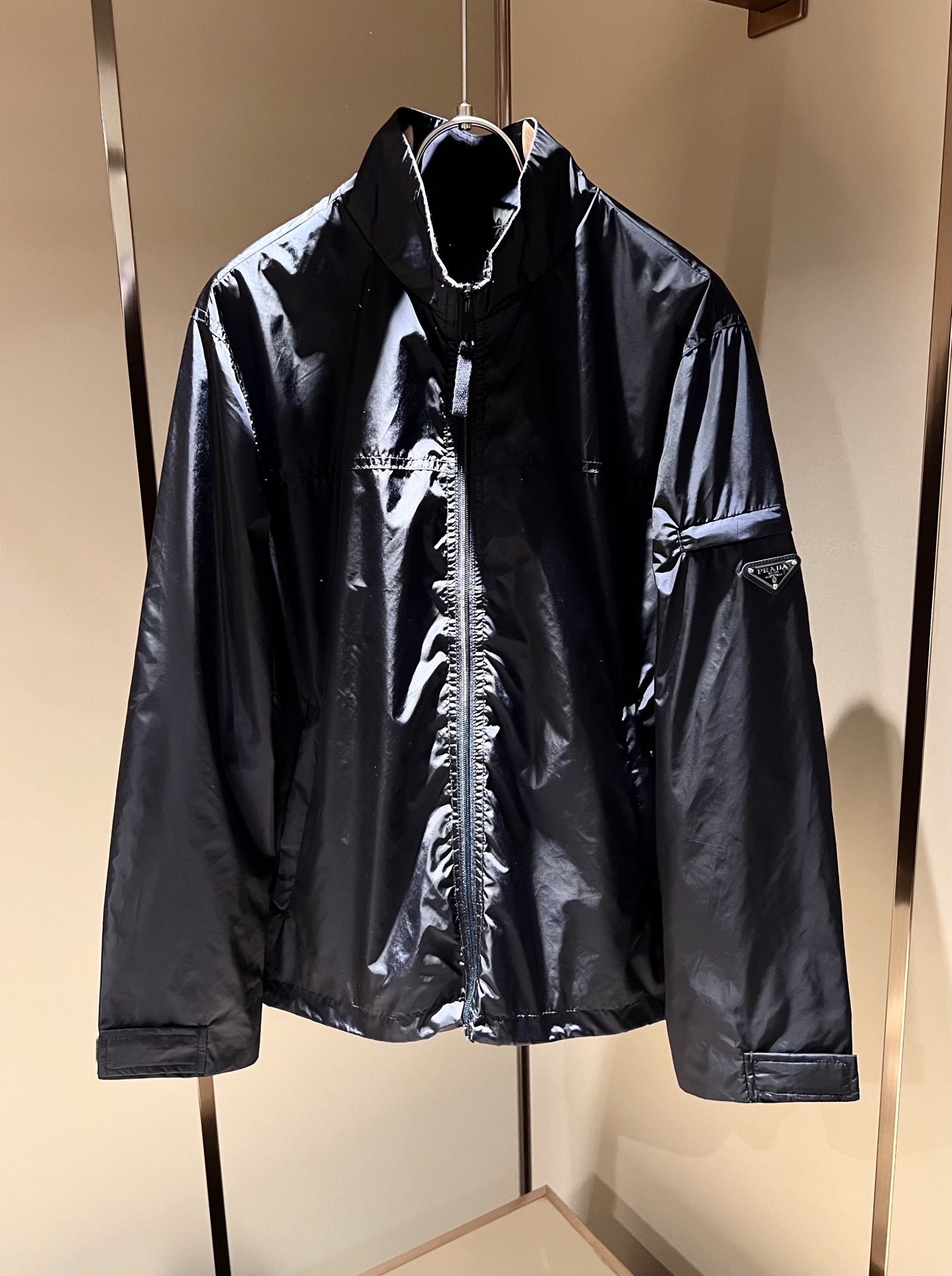 NO:127732,PRAD*A 2025 spring and summer casual jacket, the latest fashionable jacket! Trading company channels are rare and it is released on the official website. The most anticipated high-quality products that men's gods are coming, making you feel what it means to be truly high and luxurious and has a connotation! This jacket is made of P-family customized technology fabrics. The surface is neat and smooth and shiny. The texture is obvious through the screen. The upper body is comfortable, light and not stuffy. Exquisite hardware and auxiliary materials Logo accessories!  Hardware logo pattern design!  Perfectly enhance the overall sense of luxury and class, and you can get a high-end luxury atmosphere at a glance! Basic regular jacket style cut, versatile and simple upper body, not picky, easy to deal with various occasions and environments, is undoubtedly a must-have item for daily commuting! Size M-3XL, prada, jackets & coats, jackets & coats, alexander wang19860909PRAD*A普*达 2025春夏休闲夹克外套,最新时尚夹克外套!贸易公司渠道稀出,同步官网发售,男神最为期待的精品狠货重磅来袭,让你感受到什么叫真正的高奢有内涵!此款夹克外套选用了P家专业定制的科技面料制成,表面整洁光滑且富有光泽,质感透过屏幕都显而易 见,上身舒适轻盈不闷热, 精致五金辅料Logo配饰！五金logo图案设计！完美提升了整体的奢华档次感,一眼就能Get到的高端奢华气息!基础常规的夹克版型裁剪,上身百搭简约不挑人,轻松应对各种场合与环境,属于日常通勤必备的臻品无疑!尺码M-3XL,,prada,jackets & coats,jackets & coats,alexander wang,Men's clothing