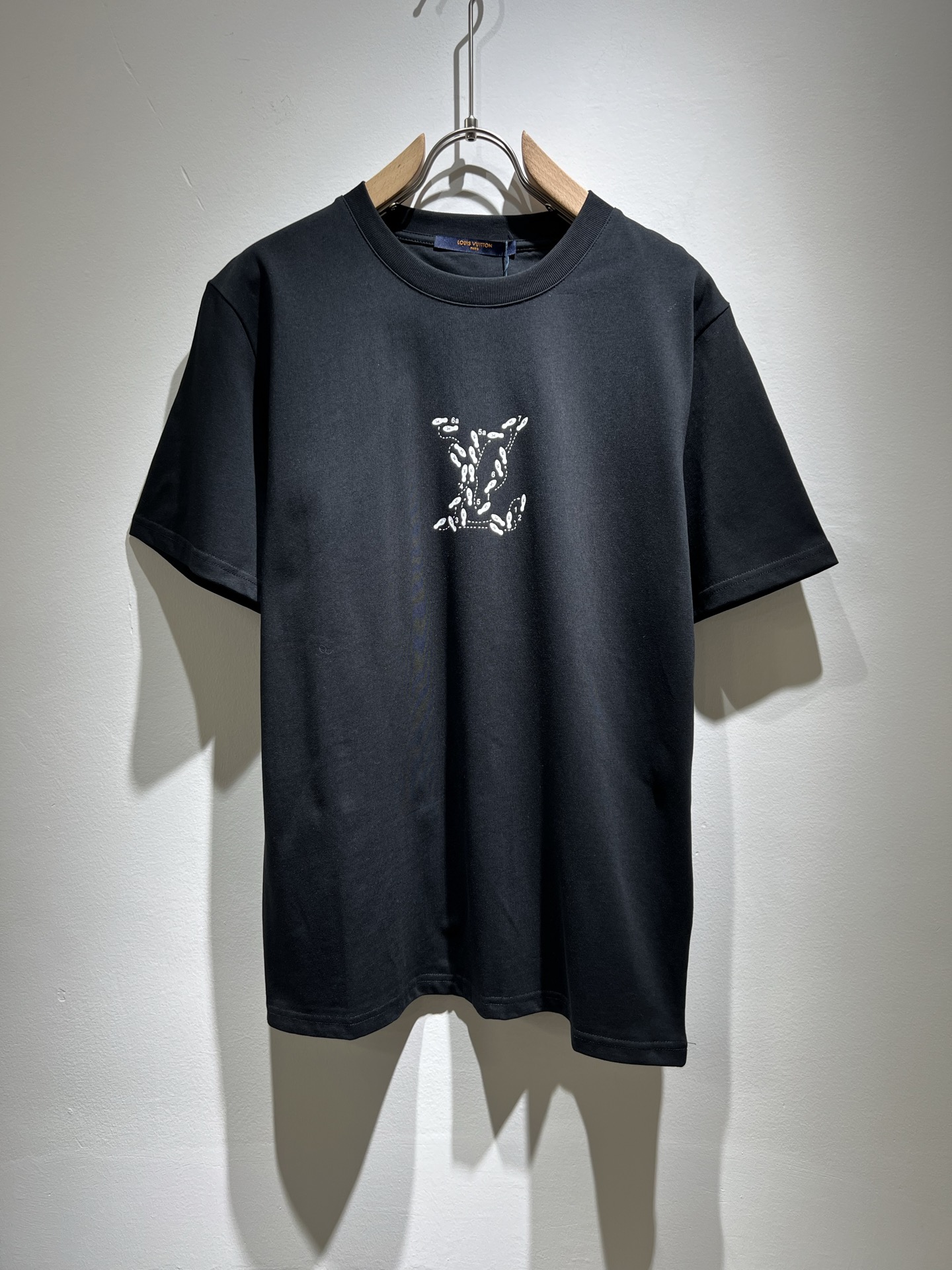 NO:127727,LouisVuitt*Louis*Deng The new series of spring and summer 2025 products are launched, a very fashionable and avant-garde short-sleeved T-shirt for men and women, with logo logo pattern printing technology modification!  Different from the past, it declares the design concept that has been passed down for many years in the brand!  Its eye-catchingness is no less than any classic style, perfectly presenting the fashionable, high-end and luxurious feeling in front of the world!  Made of imported cotton, the customer-supplied and imported cotton material is selected, with a high-quality 260g pure cotton fabric, which has a soft and soft touch, and the real thing is definitely beyond your imagination. It is extremely comfortable and breathable in close body. Even if you sweat profusely, you will not feel greasy or stuffy. It will bring sweating and moisture absorption to the extreme!  Size S-2XL, louis vuitton,louis vuitton,t-shirt,tees,t-shirt,alexander wang19860909LouisVuitt*路易*登 2025春夏全新系列单品上线,非常时髦前卫的一款男女同款短袖T恤,标识logo图案印花工艺修饰！区别于以往的不同,宣示品牌传承多年的设计理念！其吸睛度完全不亚于任何经典款式,将时髦高级感与奢华感完美呈现在世人眼前！客供进口全棉材质制成,精选优质260g纯棉面料,触感软糯亲肤细腻,实物到手绝对超乎你的想象,贴身无比舒适透气,即便是汗流浃背也不会有腻身及闷热感可言,将排汗吸湿性发挥到了极致！尺码S-2XL,,louis vuitton,louis vuitton,T-shirt,tees，t-shirt,alexander wang,Men's clothing