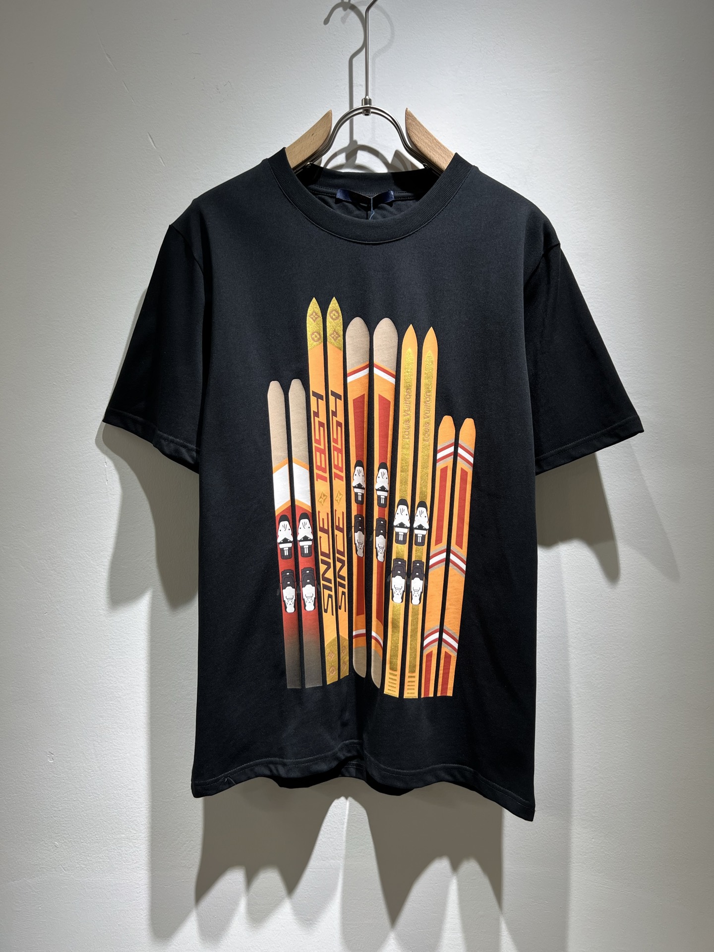 NO:127731,LouisVuitt*Louis*Deng The new series of spring and summer 2025 products are launched, a very fashionable and avant-garde short-sleeved T-shirt for men and women, with logo logo pattern printing technology modification!  Different from the past, it declares the design concept that has been passed down for many years in the brand!  Its eye-catchingness is no less than any classic style, perfectly presenting the fashionable, high-end and luxurious feeling in front of the world!  Made of imported cotton, the customer-supplied and imported cotton material is selected, with a high-quality 260g pure cotton fabric, which has a soft and soft touch, and the real thing is definitely beyond your imagination. It is extremely comfortable and breathable in close body. Even if you sweat profusely, you will not feel greasy or stuffy. It will bring sweating and moisture absorption to the extreme!  Size S-2XL, louis vuitton,louis vuitton,t-shirt,tees,t-shirt,alexander wang19860909LouisVuitt*路易*登 2025春夏全新系列单品上线,非常时髦前卫的一款男女同款短袖T恤,标识logo图案印花工艺修饰！区别于以往的不同,宣示品牌传承多年的设计理念！其吸睛度完全不亚于任何经典款式,将时髦高级感与奢华感完美呈现在世人眼前！客供进口全棉材质制成,精选优质260g纯棉面料,触感软糯亲肤细腻,实物到手绝对超乎你的想象,贴身无比舒适透气,即便是汗流浃背也不会有腻身及闷热感可言,将排汗吸湿性发挥到了极致！尺码S-2XL,,louis vuitton,louis vuitton,T-shirt,tees，t-shirt,alexander wang,Men's clothing