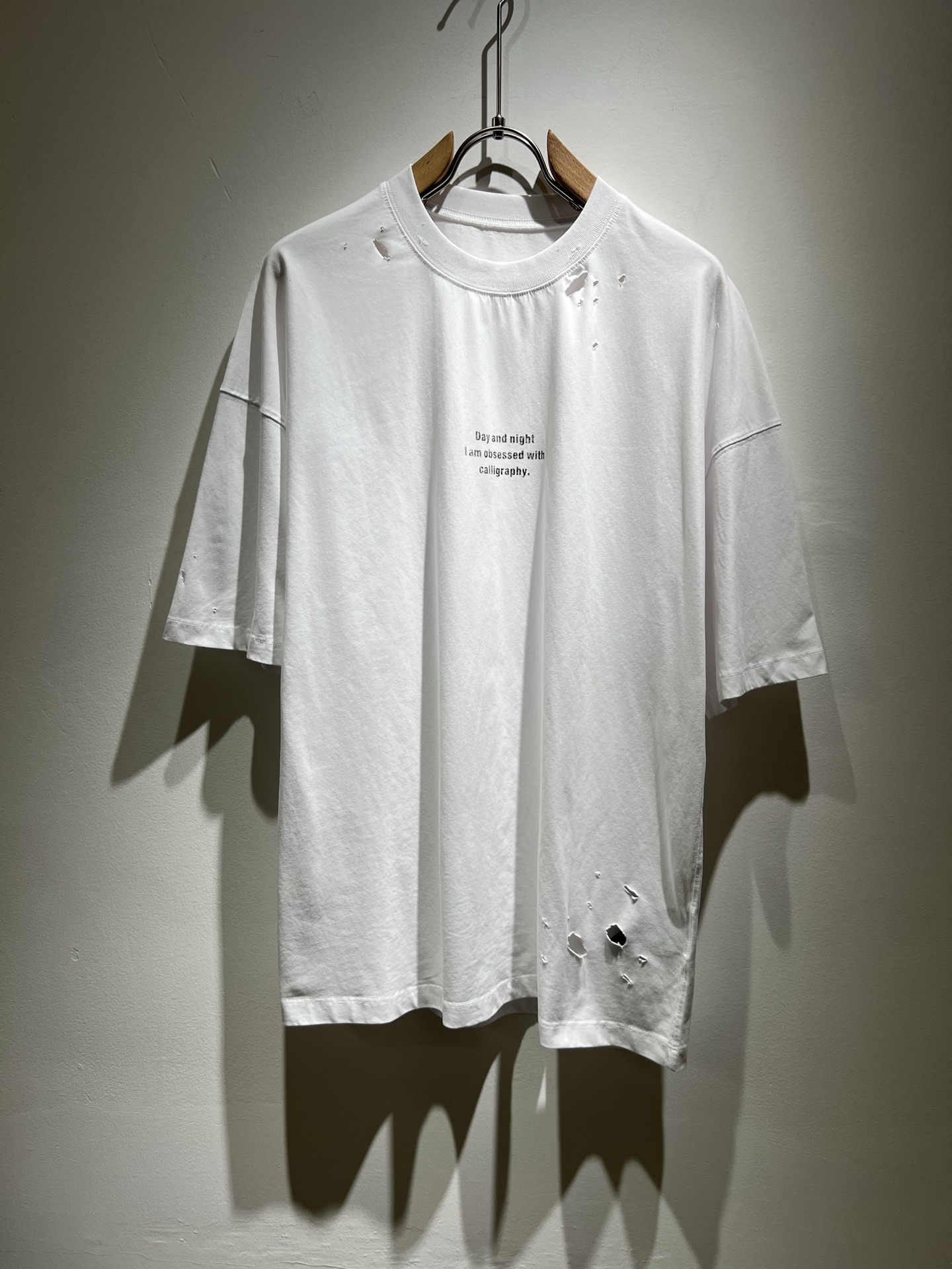 NO:127729,Dio*Dijia Spring and Summer 2025 new ripped short-sleeved T-shirt for men and women, and is available at the same time as the counter!  Customized exclusive 260g pure cotton fabric, customized original craft threads, chest logo pattern printing craft design!  Simple and generous, calm and versatile, extremely high-end, perfectly integrated with fashion and style, a top fashionable style that perfectly suits the outside wear!  The overall feeling is natural!  The ultimate classic versatile short-sleeved T-shirt is designed with the latest three-dimensional letter logo print elements!  The ultimate perfection of heavy industry!  Fans who pursue high quality are please buy them by themselves, and all fans who know the goods are invited to appreciate this model together!  !  Size S-2XL, dior,dior,t-shirt,tees,t-shirt,alexander wang19860909Dio*迪家 2025春夏新款男女同款破洞短袖T恤,专柜同步发售！定制专属260克纯棉面料,定制原版工艺螺纹,胸前logo图案印花工艺设计！简约大方,从容百搭,档次极高,完美融入时尚还有风情感一款完美符合外穿的顶尖时髦气质款！整体给人浑然天成的感觉！极致经典的百搭型短袖T恤,采用最新的立体字母logo印花元素设计！极致的重工极致的完美！追求高品质的粉丝们请自行抢购,诚邀所有识货的粉丝一同鉴赏此款！！尺码S-2XL,,dior,dior,T-shirt,tees，t-shirt,alexander wang,Men's clothing