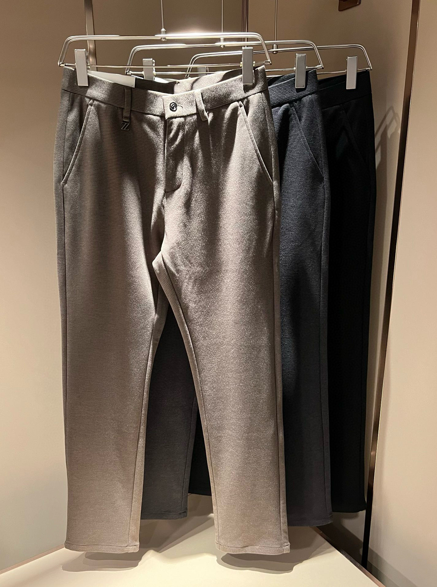 NO:127707,Ermenegildo Zeg*aJia New autumn and winter men's cashmere casual pants, the finale of the channel goods have appeared!  !  Sold simultaneously at the counter!  It is no exaggeration to say that this trouser is made from the original OEM channel, not a bragging original OEM, but is a product from the domestic ready-to-wear OEM factory officially authorized by Jenia!  Therefore, the ratio of quantity and size is extremely short, so you can earn it if you grab it!  The best trousers in autumn and winter are officially unveiled!  !  !  !  !  !  Zegna's things have always been one of the only essential outfits for successful business people!  Not everyone can easily surpass the brand's high-end style and its own strong aura. No matter which season the style is, it is a standard temperament!  However, the fabric style is between business and casual and daily wear, and customizes original hardware logo accessories!  Only Jenya, who can design a pair of trousers so well-suited to the public, is the only one who focuses on men's clothing, business and casualness!  Whether you wear this style in a casual occasion or in a business occasion, you must wear it well and be able to wear it to your own taste!  Pants that give yourself unlimited points!  Size 30-4037 39, zegna,alexander wang19860909Ermenegildo Zeg*a杰*亚 秋冬新款男士羊绒休闲裤,压轴的渠道货出现了！！柜台同步销售！ 毫不夸张的说,此款裤装是原厂代工渠道的货,并不是吹牛的原厂代工,完全是由杰尼亚官方授权的国内成衣代工厂出来的产品！所以数量跟尺码配比都极度紧缺,抢到就是赚到！秋冬最好的裤装正式揭幕！！！！！！Zegna的东西,从来都是成功商务人士的专属必备行头之一！品牌高级的格调以及自带强大的气场并不是所有人都能轻易凌驾的.无论哪季的款式都是都是气质标配！但是面料版型又介乎于商务休闲跟日常穿着之间,定制原版五金logo辅料配件！能将一款裤装设计到如此贴合大众穿着,也就只有专注于男装商务休闲的杰尼亚了！不论您是休闲场合穿搭,或者商务场合此款都能搭配的恰到好处要穿,就必须穿好的,能穿出属于自己品味的！给自己无限加分的裤子！尺码30-4037 39,,zegna,alexander wang,Men's clothing