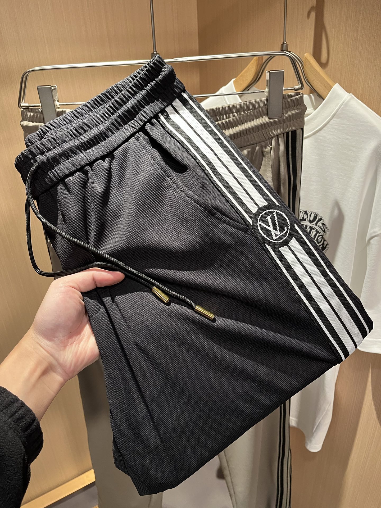 NO:159807,Louls**Vultt*n Louis*Den 2025 Early Spring New Elastic Waist Casual Pants!  Trouser legs logo logo pattern webbing decoration!  It is sewn with double-pressure thread, and the splitting degree reaches the highest level. The customized spandex cotton fabric is smooth and smooth, with excellent drooping feeling. It is very comfortable and skin-friendly when worn by the human body. It is durable and has high breathability. It has been heat-shrinked before cutting. The pressing process also interprets fashion. In terms of the process, it is pressed by a special machine waist trouser press, and the high elastic waist drawstring is fashionable!  You deserve it. Good goods are rare!  Size M-3XL, louis vuitton,alexander wang19860909Louls**Vultt*n路易*登2025早春新款松紧腰休闲裤 ！裤腿标识logo图案织带修饰！采用双压线缝制,劈裂度达到最高级别,定制氨纶棉面料光滑柔顺 垂顺感极佳 人体穿上去非常舒适亲肤 耐穿 免烫抗皱系列 透气性高,裁剪之前经过高温热缩工艺,压线工艺还诠释着时尚,工艺方面采用特种机裤腰压线专机压制,高弹力松紧腰抽绳 时尚有内涵！你值得拥有.好货难得！尺码M-3XL,,louis vuitton,alexander wang,Men's clothing