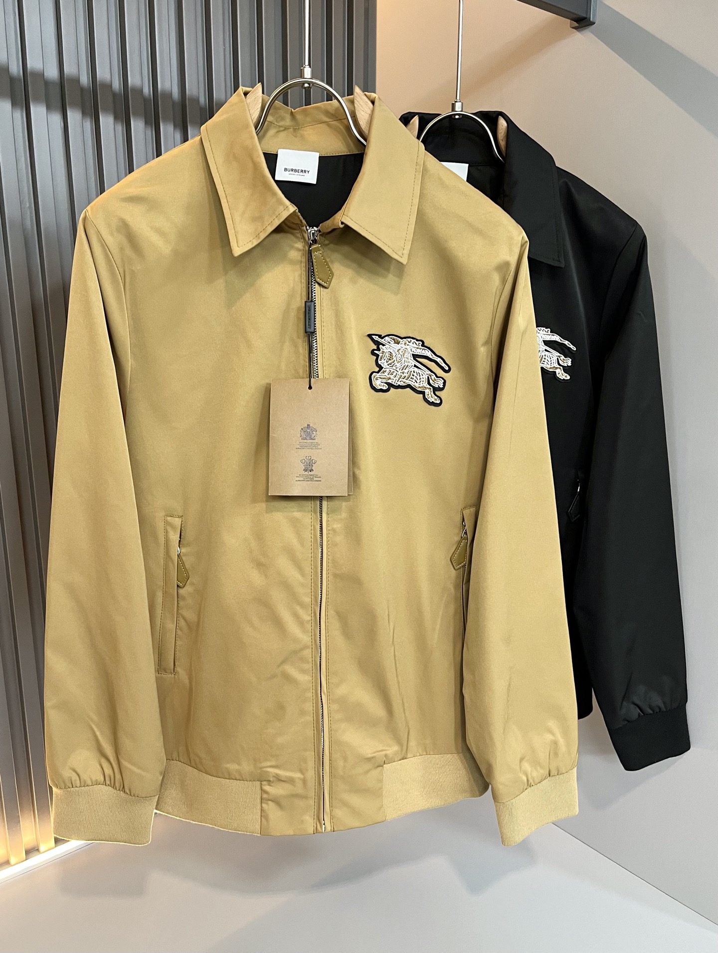 NO:134251,BURBER*Y BAR*Li’s new early spring jacket is coming in 2025. It is made of a popular environmentally friendly polyester fiber memory fabric recently. It is a high-end outdoor sports and leisure series, which is very popular and sports trend!  The latest special material developed by BUR, memory fabric, is also called memory cloth, which refers to fabrics with morphological memory functions, and the chest embroidery logo pattern design!  Selling all versions on the market in seconds is not a level at all. Whether it is material, detail restoration and craftsmanship, you are not afraid of any challenges. Just to contribute wonderful products to everyone as always and consistently. A style that implements the core concept of BUR closely ties the plaid and fashion, always maintains perfection, a simple but not simple design style perfectly meets the outfit you need in daily life. Size: M-3XL, burberry, jackets & coats, jackets & coats, alexander wang19860909BURBER*Y巴*莉2025早春新品夹克外套重磅来袭,最近比较火热的环保聚酯纤维记忆面料制作而成,高端户外运动休闲系列,非常火热运动风潮！BUR最新研发的特殊材质,记忆面料也叫记忆布,是指具有形态记忆功能的面料,胸前刺绣logo图案设计！秒杀市面上一切版本,只能说根本就不是一个级别的存在,不管是材质还是细节还原度以及工艺制作方面,不惧任何挑战,只为给大家奉献绝妙产物一如既往,始终如一,贯彻了BUR 核心理念的一个款式将格纹与时尚紧紧的捆绑在一起,时刻保持完美,简约而不简单的的设计风格,完美的满足了你日常所需要的穿搭.尺码:M-3XL,,burberry,jackets & coats,jackets & coats,alexander wang,Men's clothing