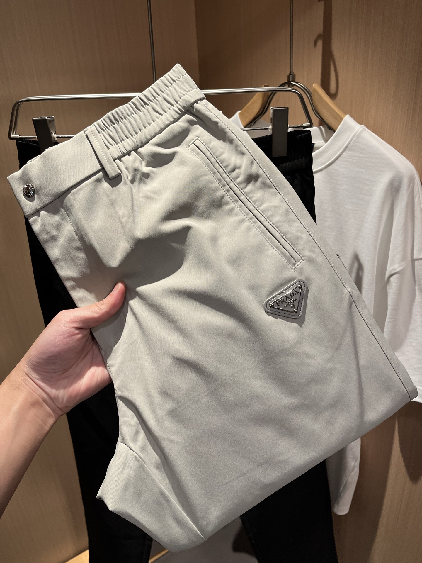 NO:159809,PRA*DA Pu*da 2025 early spring new men's casual pants, high-end quality choice... A versatile trousers that are both versatile and indispensable matching artifacts in men's wardrobe. They are a classic style with a practical style!  The design style of the whole casual pants is simple and fashionable, which is very consistent with the low-luxury style setting, has excellent skin-friendly value, is easy to wear, is full of details, and has a front and back logo design!  This trousers are made of high-quality cotton fabric. The fabric is comfortable, soft and delicate, with a good sense of verticality. The surface is bright and clear, and it looks very textured. It tastes very high-end. The first-class and exquisite straight-fitting style is cut, the line is delicate, smooth and neat, and the casual and casual pants look good no matter how you match it. If you like it, buy it now. Good products are not waiting for anyone!  Size M-3XL, prada, alexander wang19860909PRA*DA普*达 2025早春新款男士休闲裤,高端品质之选……一款兼备的百搭裤装,也是男士衣橱里不可缺少的搭配神器,属于实穿型的经典款式！整条休闲裤的设计风格简洁时尚,非常符合低奢的风格设定,亲肤值优越,穿着方便,细节感十足,前后logo设计！此款裤装采用优质棉面料打造而成,面料舒服,手感柔软细腻,有着很好的垂直感,表面亮泽清晰的纹理,看上去非常有质感,细品高级韵味十足.一流精湛的直筒版型裁剪,走线细致平顺工整,休闲随意怎么搭配都好看的裤装,喜欢的赶紧入手吧,好货可不等人！尺码M-3XL,,prada,alexander wang,Men's clothing