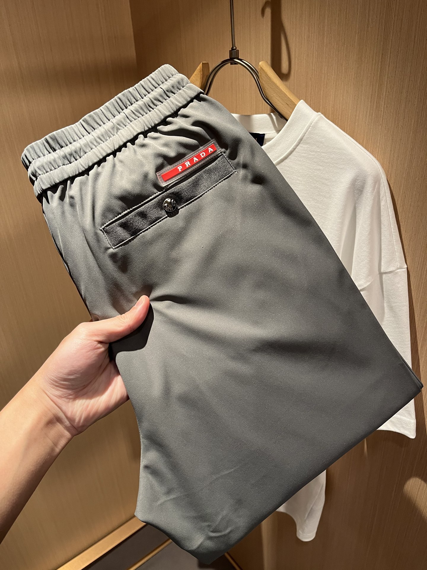 NO:159800,PRA*DA Pu*da 2025 early spring new men's casual pants, a high-end quality choice... A versatile pants with elastic waist drawstring casual pants are also an indispensable matching tool in men's wardrobe. It is a classic style with a practical wear!  The design style of the whole casual pants is simple and fashionable, which is very consistent with the low-luxury style setting, has excellent skin-friendly value, is easy to wear, is full of details, and has a front and back logo design!  This trousers are made of high-quality cotton fabric. The fabric is comfortable, soft and delicate, with a good sense of verticality. The surface is bright and clear, and it looks very textured. It tastes very high-end. The first-class and exquisite straight-fitting style is cut, the line is delicate, smooth and neat, and the casual and casual pants look good no matter how you match it. If you like it, buy it now. Good products are not waiting for anyone!  Size M-3XL, prada, alexander wang19860909PRA*DA普*达 2025早春新款男士休闲裤,高端品质之选……一款松紧腰抽绳休闲卫裤兼备的百搭裤装,也是男士衣橱里不可缺少的搭配神器,属于实穿型的经典款式！整条休闲裤的设计风格简洁时尚,非常符合低奢的风格设定,亲肤值优越,穿着方便,细节感十足,前后logo设计！此款裤装采用优质棉面料打造而成,面料舒服,手感柔软细腻,有着很好的垂直感,表面亮泽清晰的纹理,看上去非常有质感,细品高级韵味十足.一流精湛的直筒版型裁剪,走线细致平顺工整,休闲随意怎么搭配都好看的裤装,喜欢的赶紧入手吧,好货可不等人！尺码M-3XL,,prada,alexander wang,Men's clothing