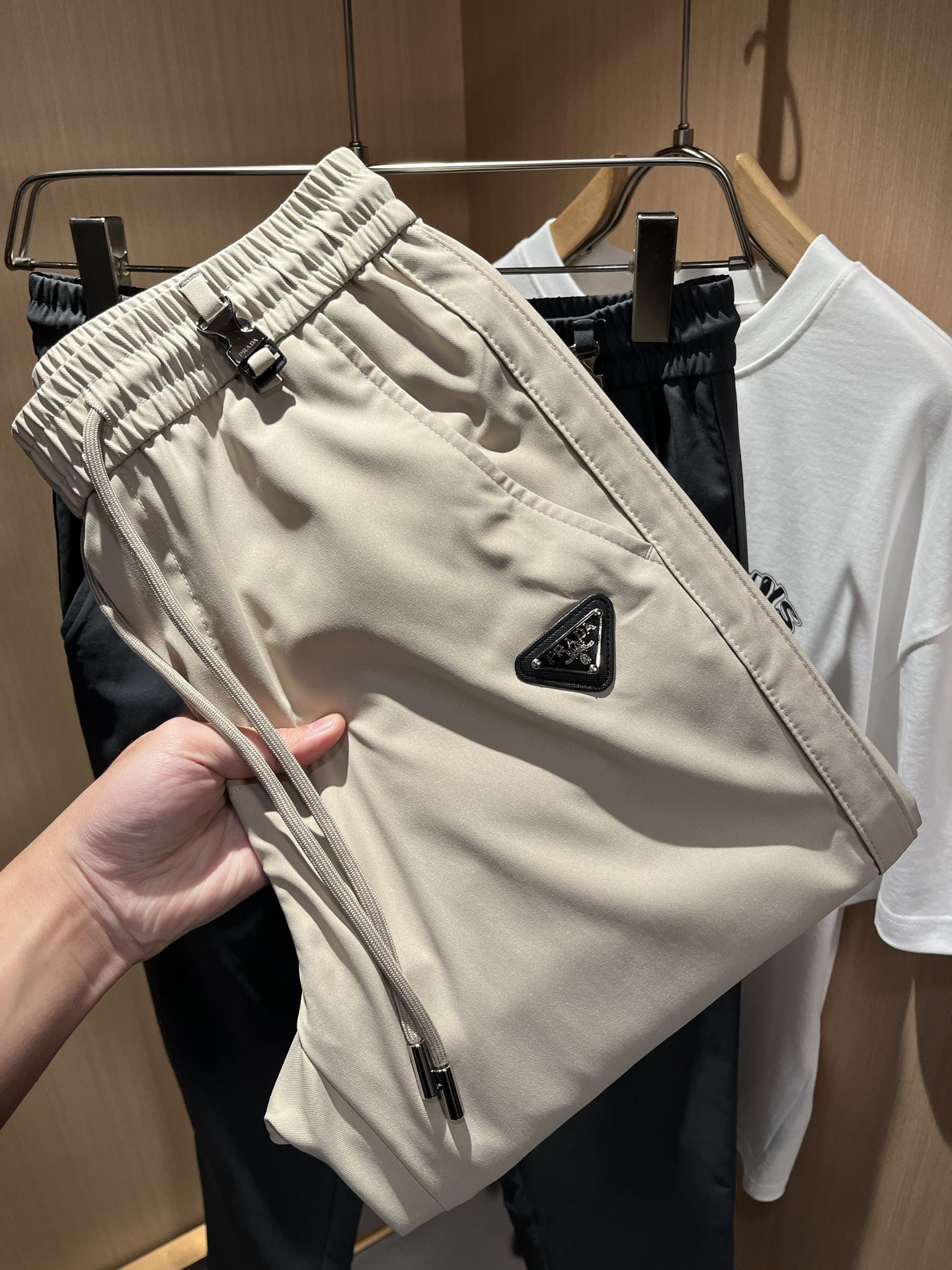 NO:159787,PRA*DA Pu*da 2025 early spring new men's casual pants, a high-end quality choice... A versatile pants with elastic waist drawstring casual pants are also an indispensable matching tool in men's wardrobe. It is a classic style with a practical wear!  The design style of the whole casual pants is simple and fashionable, which is very consistent with the low-luxury style setting, has excellent skin-friendly value, is easy to wear, is full of details, and has a front and back logo design!  This trousers are made of high-quality cotton fabric. The fabric is comfortable, soft and delicate, with a good sense of verticality. The surface is bright and clear, and it looks very textured. It tastes very high-end. The first-class and exquisite straight-fitting style is cut, the line is delicate, smooth and neat, and the casual and casual pants look good no matter how you match it. If you like it, buy it now. Good products are not waiting for anyone!  Size M-3XL, prada, alexander wang19860909PRA*DA普*达 2025早春新款男士休闲裤,高端品质之选……一款松紧腰抽绳休闲卫裤兼备的百搭裤装,也是男士衣橱里不可缺少的搭配神器,属于实穿型的经典款式！整条休闲裤的设计风格简洁时尚,非常符合低奢的风格设定,亲肤值优越,穿着方便,细节感十足,前后logo设计！此款裤装采用优质棉面料打造而成,面料舒服,手感柔软细腻,有着很好的垂直感,表面亮泽清晰的纹理,看上去非常有质感,细品高级韵味十足.一流精湛的直筒版型裁剪,走线细致平顺工整,休闲随意怎么搭配都好看的裤装,喜欢的赶紧入手吧,好货可不等人！尺码M-3XL,,prada,alexander wang,Men's clothing