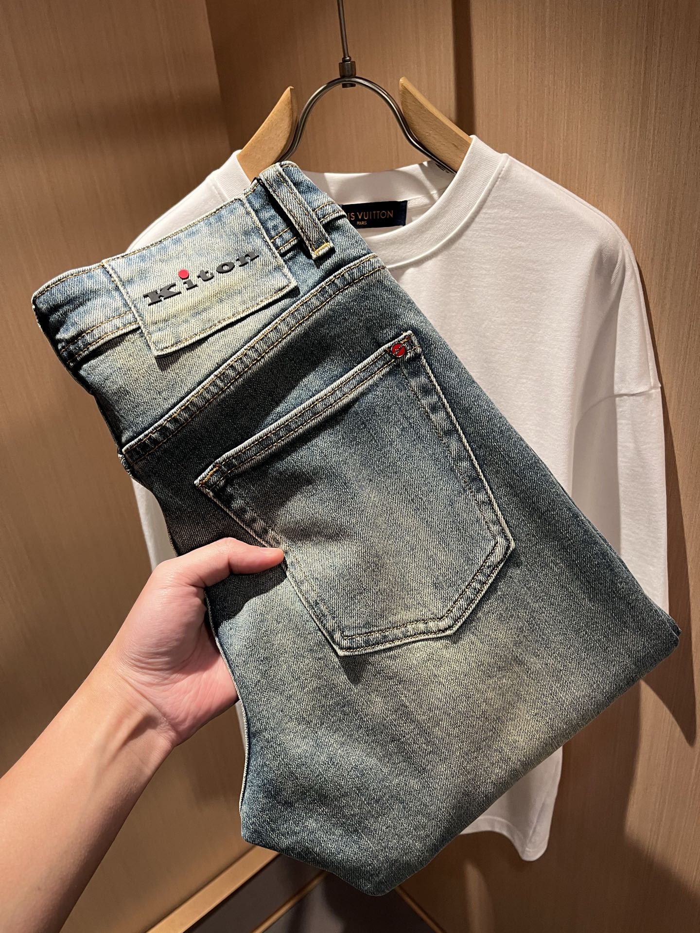 NO:159798,Kiton 2025 early spring new product for men's high-end casual and versatile four-season commuting slim fit tailoring jeans!  For fans, such a grand classic design is enough to plant grass at a glance. It is the most handsome series of all jeans this year. I only need to take a look and know that this will definitely be a sensational hit, and it is popular on the Internet. The classic slim three-dimensional tailoring style is equipped with the latest logo pattern waist brand craft design!  Very representative waist brand modification!  It simply and easily demonstrates the charm of the brand, and naturally presents specifications, grades, fashion and trendy effects. It matches the performance to easily create a high-end and high-end effect!  The top imported Japanese washing cowboy is made of cotton, and it is comfortable and breathable, and has a natural drape, which is suitable for all year round outfits!  !  This jeans are made of three-dimensional cut and straight-fitting style. The magic and practical wearability of the single match are understandable. Whether you are wearing daily clothes or appearing on the high street, it is the best choice. It is super charming!  It also demonstrates the authentic BUR original flavor, and it also perfectly shows its specifications and rank!  Obviously, this is a big and powerful product that you must collect. You must collect this product and highly recommend it!  Size 29-38, Burberry, jeans, alexander wang19860909Kiton 2025早春新品男士高端休闲百搭四季通勤修身剪裁牛仔裤！对于粉丝来说,这样大气的经典设计足矣一眼种草,是今年所有牛仔裤当中最帅的一个系列,我只需要看一眼就知道,这绝对会是一个引起轰动的爆款,而且全网风靡,经典的修身立体剪裁版型打造,配置了最新的logo图案腰牌工艺设计！极具代表性腰牌修饰！简单轻松的彰显出品牌魅力所在,自然而然的呈现规格,档次,时髦以及新潮效果,搭配性能满分,轻松穿出高级感与高端效果！顶级的进口日本洗水牛仔棉质打造,并舒适透气感满分,且垂感自然,适合一年四季的穿搭所需！！此款牛仔裤采用了立体裁剪小直筒版型打造,其单配魔力与实穿性是无可厚非的,不管你是日常穿搭还是高街出镜都是不二之选,超具魅力！更是彰显了地地道道的的BUR原味,同时也是完美的展现了其规格和段位所在！很显然,这是一款绝对要收的重磅好货,此款你都必须要收,极力推荐的好货！尺码29-38,,burberry,jeans,alexander wang,Men's clothing