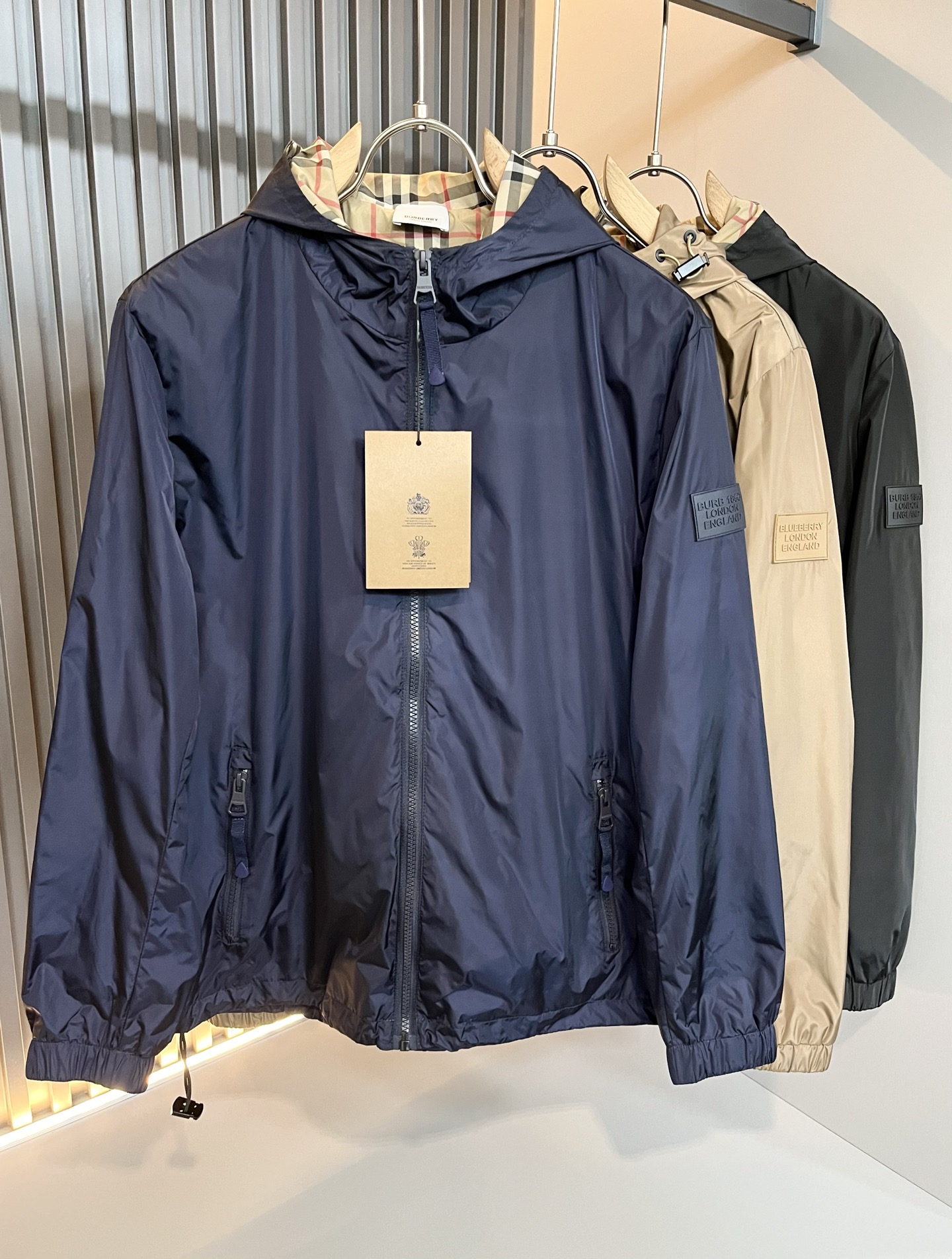 NO:134238,BURBER*Y BAR*Li’s new early spring jacket is coming in 2025. It is made of a popular environmentally friendly polyester fiber memory fabric recently. It is a high-end outdoor sports and leisure series, which is very popular and sports trend!  The latest special material developed by BUR, memory fabric, is also called memory cloth, which refers to fabrics with morphological memory functions, sleeve logo pattern badge design!  Selling all versions on the market in seconds is not a level at all. Whether it is material, detail restoration and craftsmanship, you are not afraid of any challenges. Just to contribute wonderful products to everyone. As always, it is consistent. A style that implements the core concept of BUR tightly ties the plaid and fashion, always maintains perfection, a simple but not simple design style perfectly meets the outfit you need in daily life. Size: M-3XL, burberry, jackets & coats, jackets & coats, alexander wang19860909BURBER*Y巴*莉2025早春新品夹克外套重磅来袭,最近比较火热的环保聚酯纤维记忆面料制作而成,高端户外运动休闲系列,非常火热运动风潮！BUR最新研发的特殊材质,记忆面料也叫记忆布,是指具有形态记忆功能的面料,袖子logo图案徽章设计！秒杀市面上一切版本,只能说根本就不是一个级别的存在,不管是材质还是细节还原度以及工艺制作方面,不惧任何挑战,只为给大家奉献绝妙产物一如既往,始终如一,贯彻了BUR核心理念的一个款式将格纹与时尚紧紧的捆绑在一起,时刻保持完美,简约而不简单的的设计风格,完美的满足了你日常所需要的穿搭.尺码:M-3XL,,burberry,jackets & coats,jackets & coats,alexander wang,Men's clothing