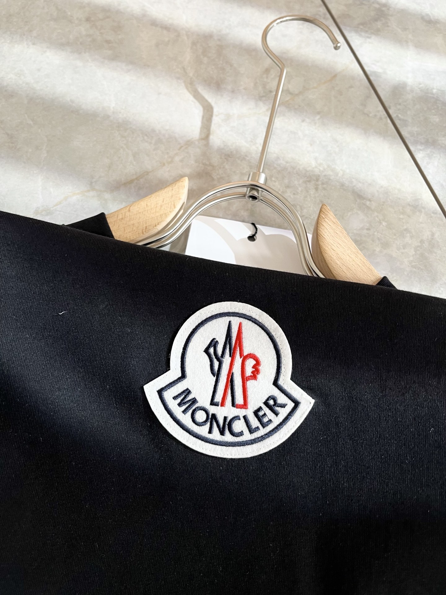   Moncler蒙家 2025春夏最新男女同款👫贸易订单短袖T恤，全品相！！网红款！采用logo图案徽
