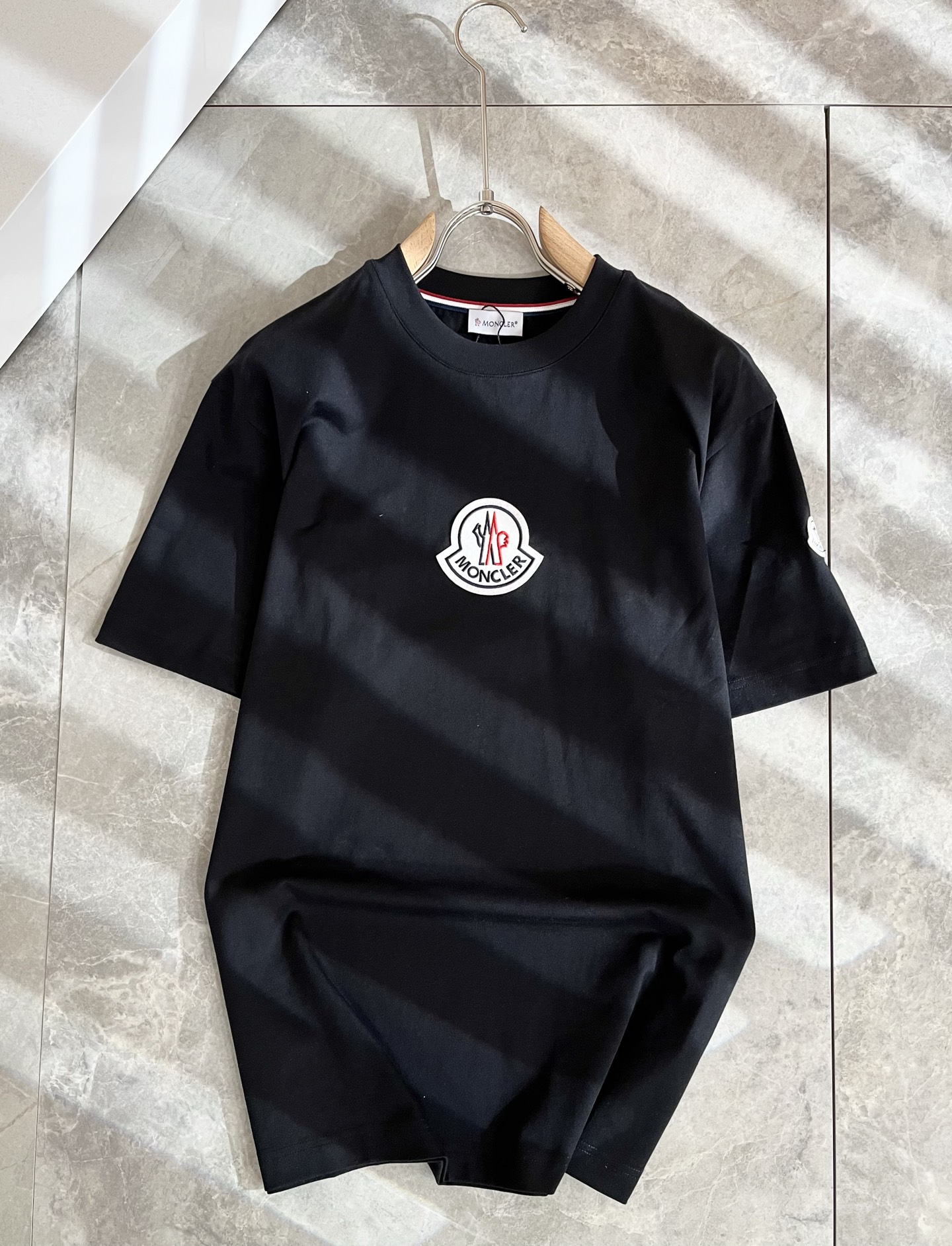   Moncler蒙家 2025春夏最新男女同款👫贸易订单短袖T恤，全品相！！网红款！采用logo图案徽
