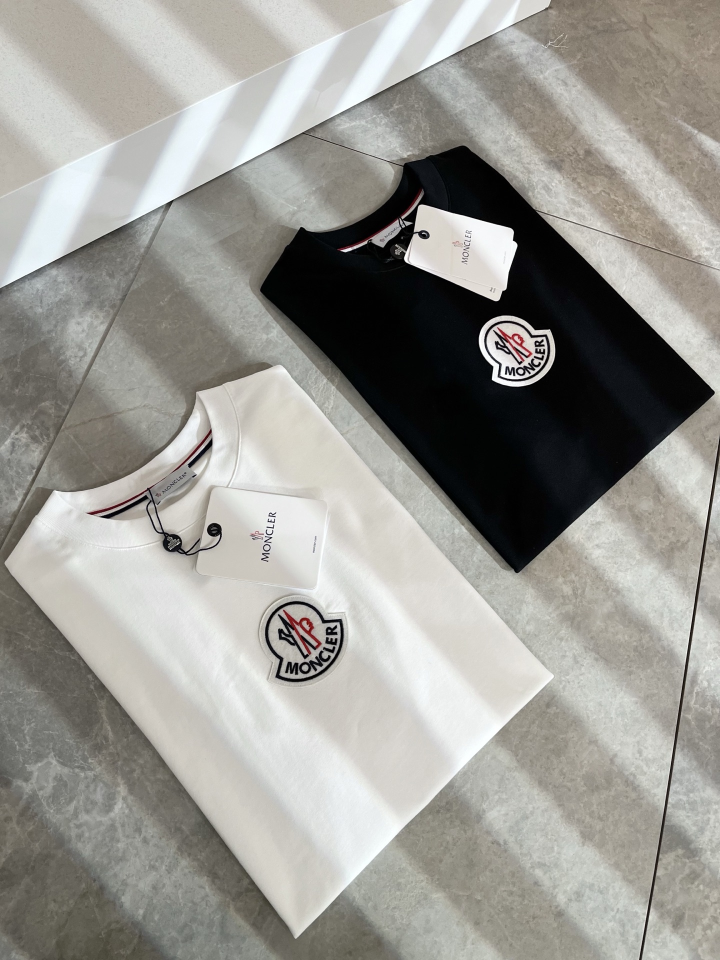   Moncler蒙家 2025春夏最新男女同款👫贸易订单短袖T恤，全品相！！网红款！采用logo图案徽