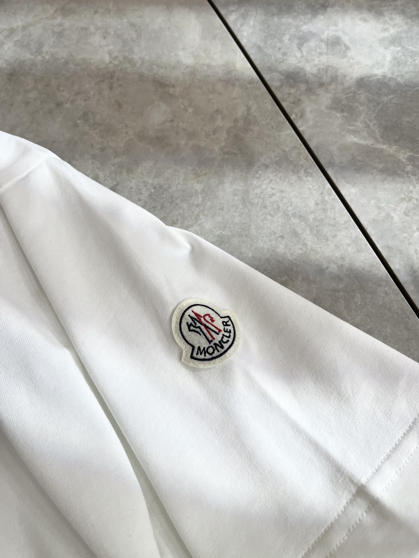   Moncler蒙家 2025春夏最新男女同款👫贸易订单短袖T恤，全品相！！网红款！采用logo图案徽