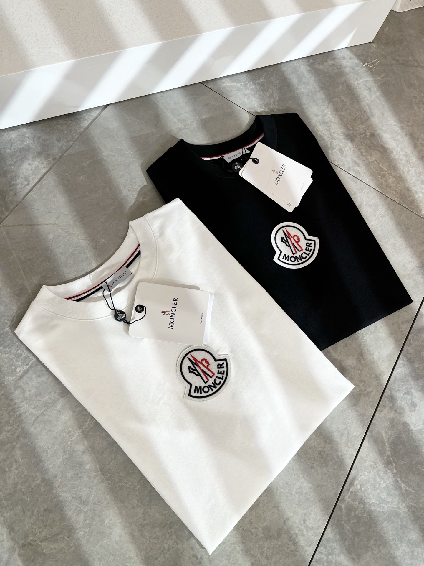   Moncler蒙家 2025春夏最新男女同款👫贸易订单短袖T恤，全品相！！网红款！采用logo图案徽