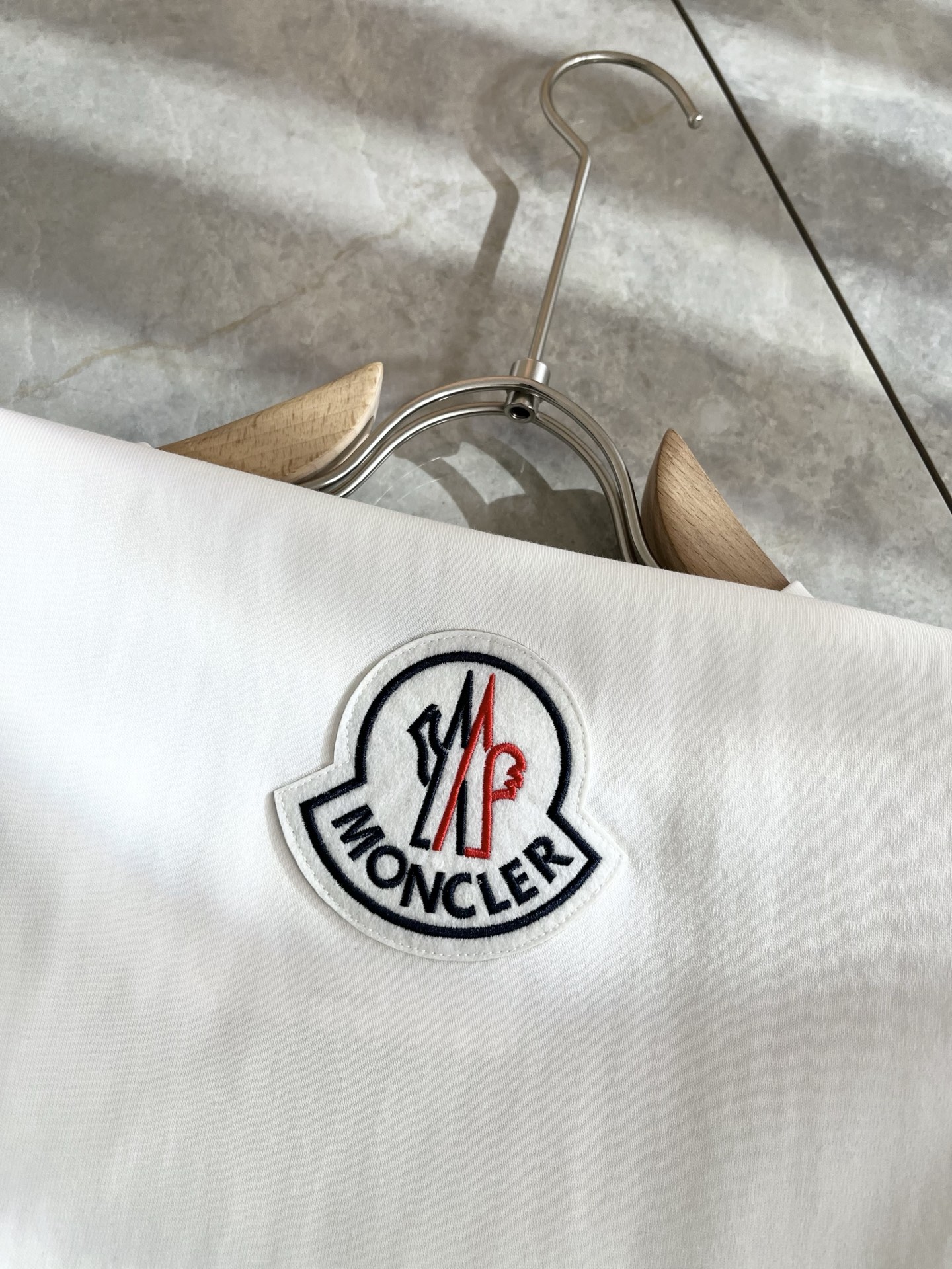   Moncler蒙家 2025春夏最新男女同款👫贸易订单短袖T恤，全品相！！网红款！采用logo图案徽