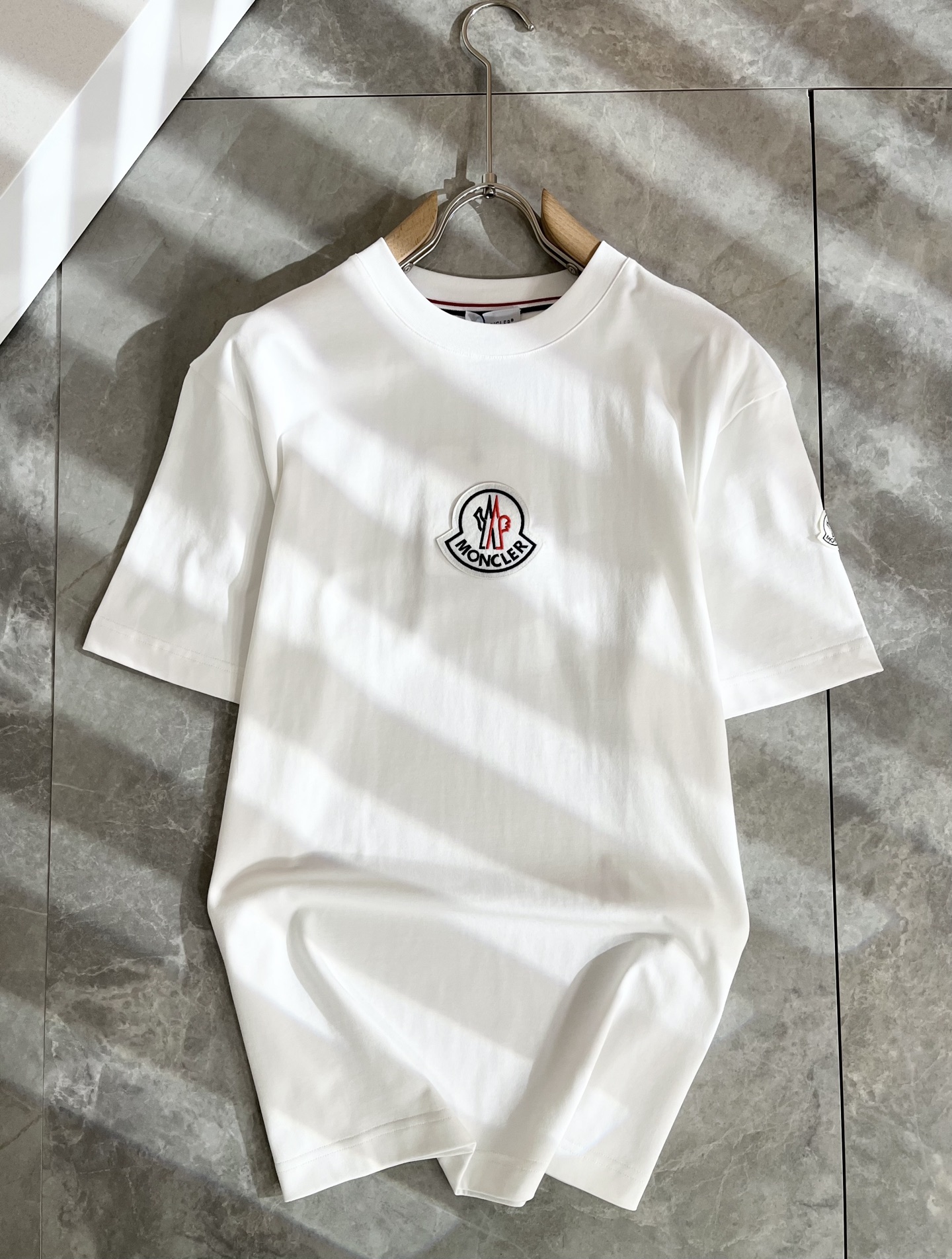   Moncler蒙家 2025春夏最新男女同款👫贸易订单短袖T恤，全品相！！网红款！采用logo图案徽