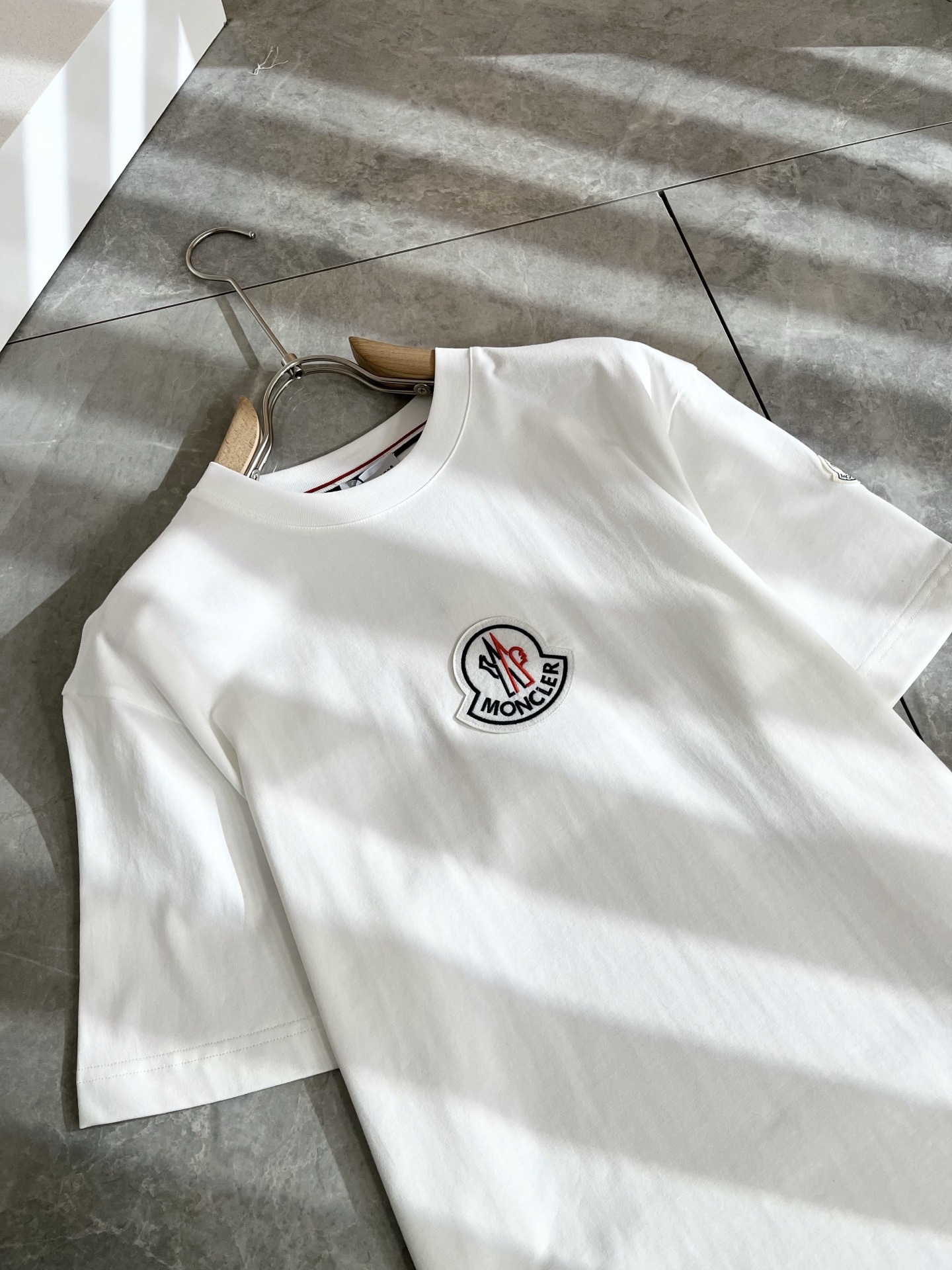   Moncler蒙家 2025春夏最新男女同款👫贸易订单短袖T恤，全品相！！网红款！采用logo图案徽