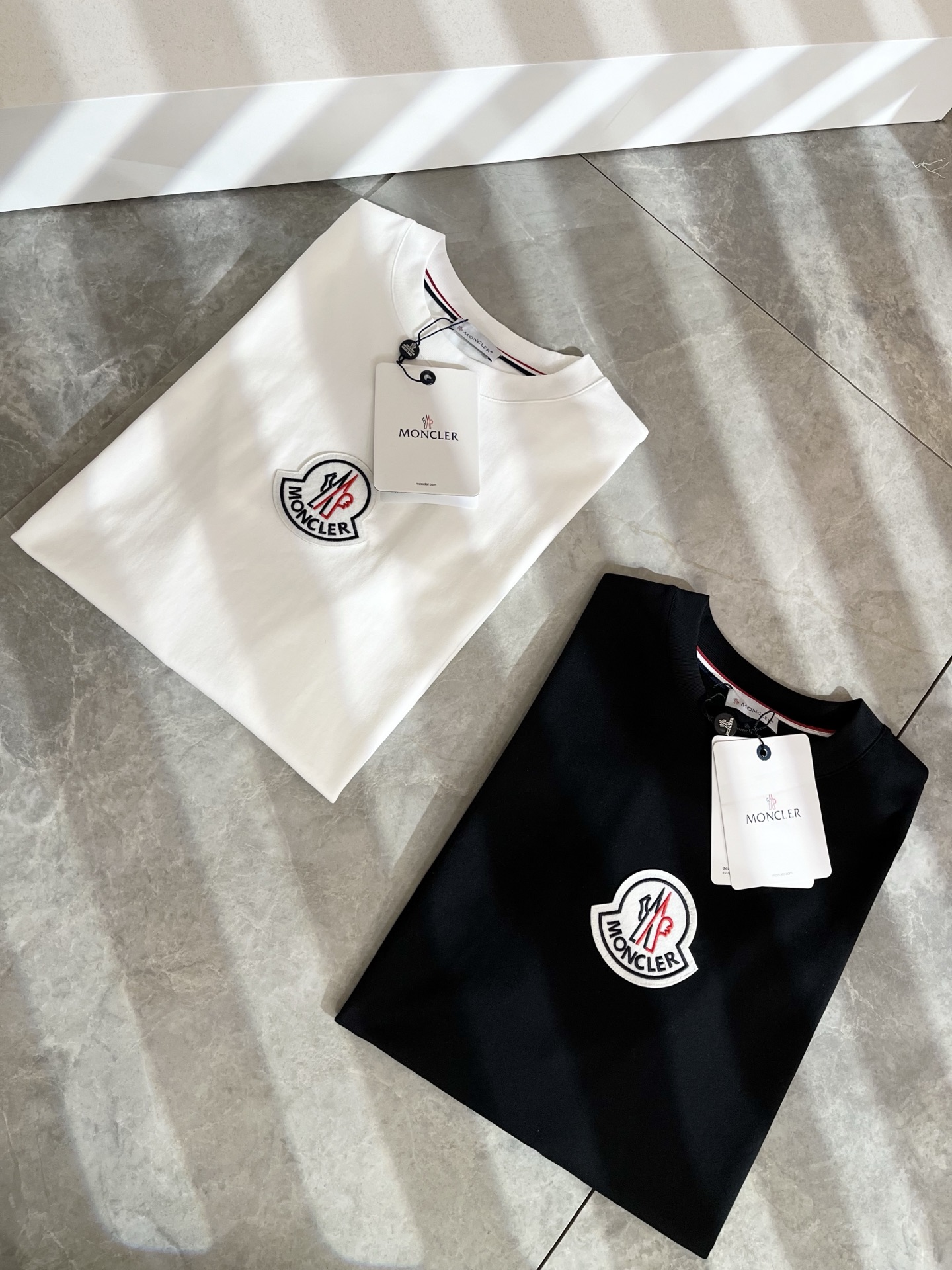   Moncler蒙家 2025春夏最新男女同款👫贸易订单短袖T恤，全品相！！网红款！采用logo图案徽