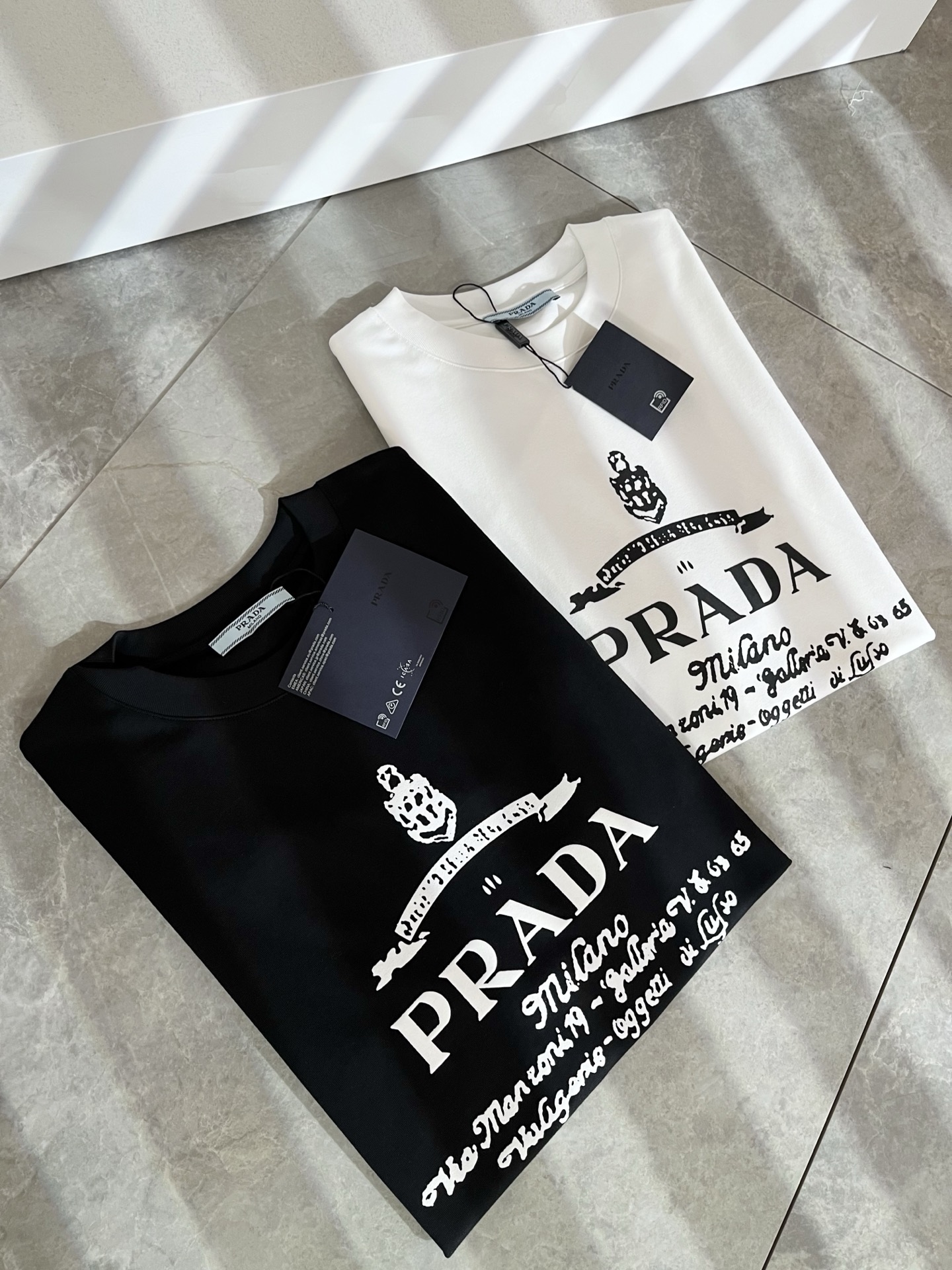  PRAD*A普*达2025春夏新款男女同款👫短袖T恤，最新款全网独家首上！！~既经典有时尚百搭，谁不爱