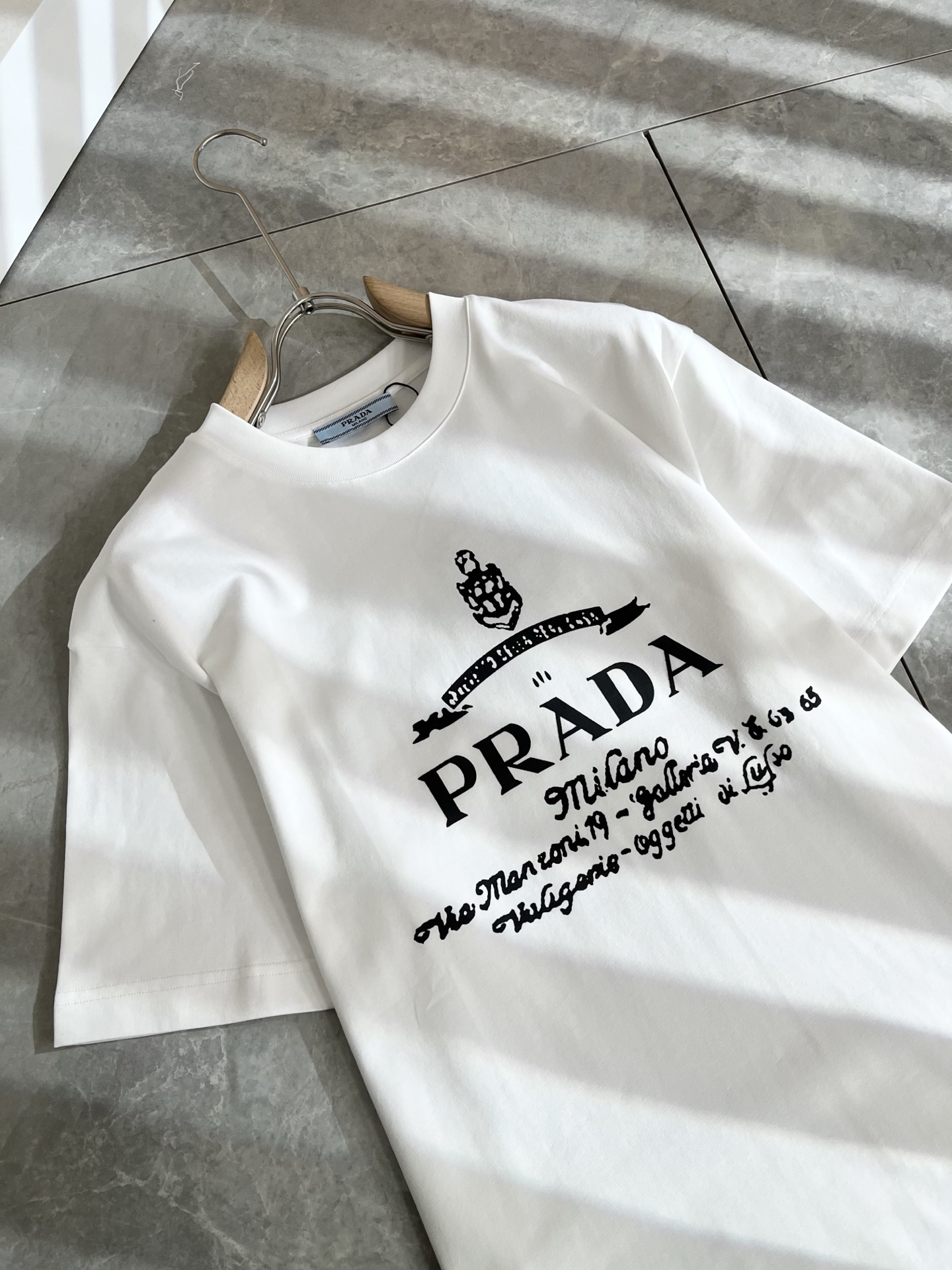  PRAD*A普*达2025春夏新款男女同款👫短袖T恤，最新款全网独家首上！！~既经典有时尚百搭，谁不爱