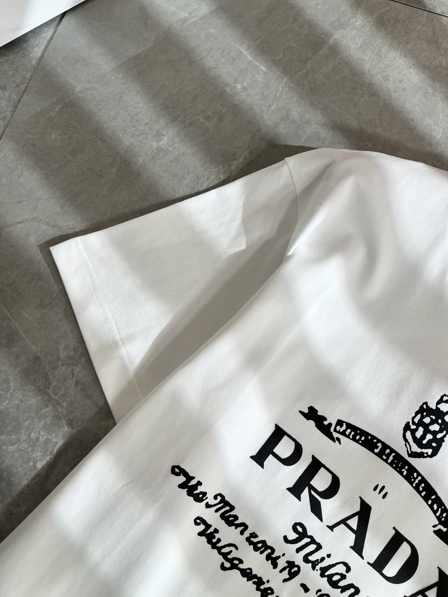  PRAD*A普*达2025春夏新款男女同款👫短袖T恤，最新款全网独家首上！！~既经典有时尚百搭，谁不爱