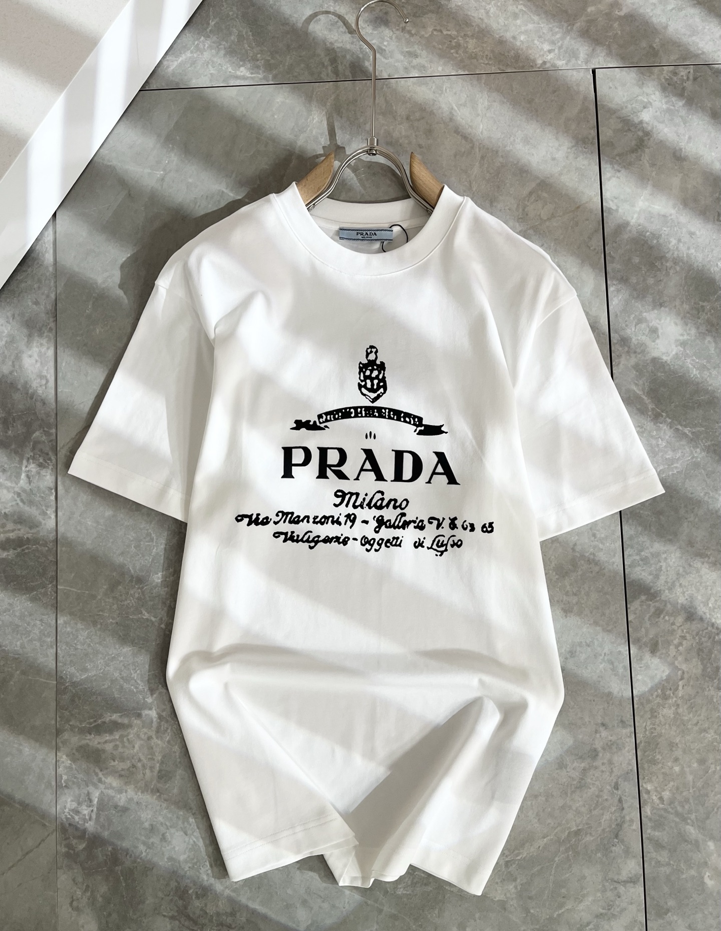  PRAD*A普*达2025春夏新款男女同款👫短袖T恤，最新款全网独家首上！！~既经典有时尚百搭，谁不爱