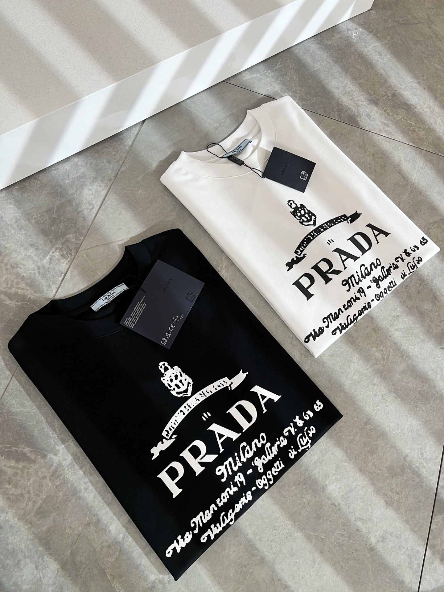  PRAD*A普*达2025春夏新款男女同款👫短袖T恤，最新款全网独家首上！！~既经典有时尚百搭，谁不爱