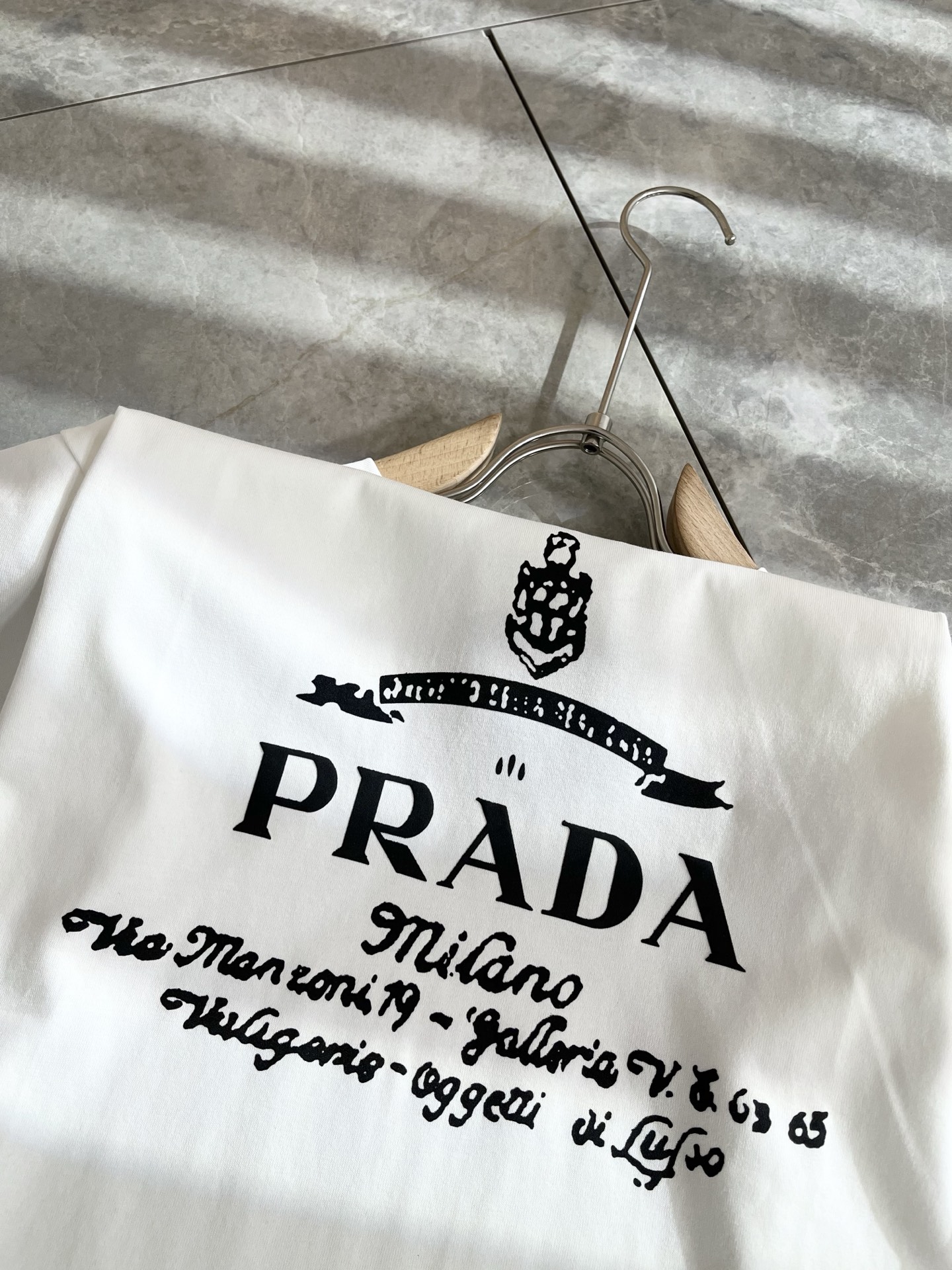  PRAD*A普*达2025春夏新款男女同款👫短袖T恤，最新款全网独家首上！！~既经典有时尚百搭，谁不爱