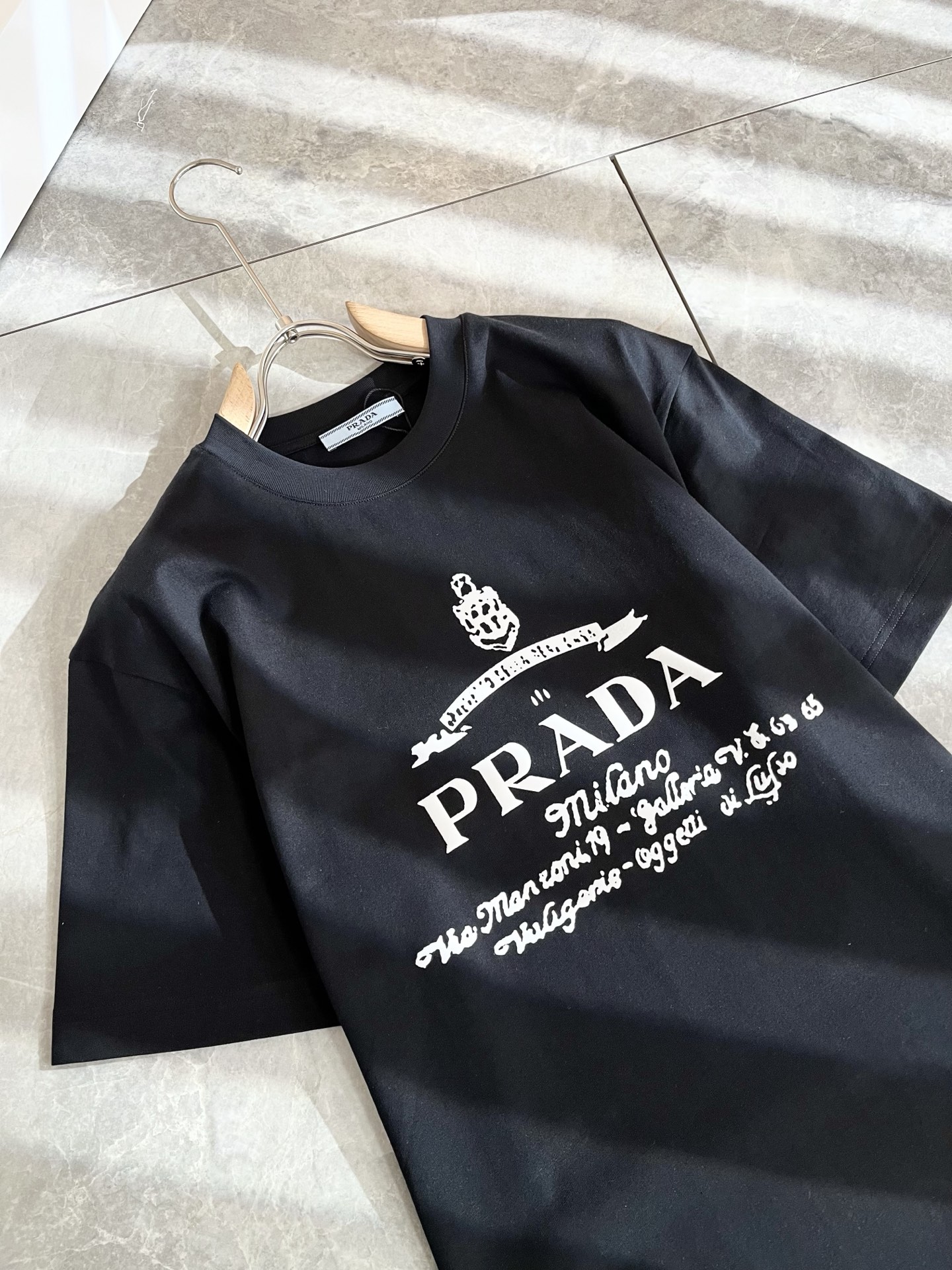  PRAD*A普*达2025春夏新款男女同款👫短袖T恤，最新款全网独家首上！！~既经典有时尚百搭，谁不爱