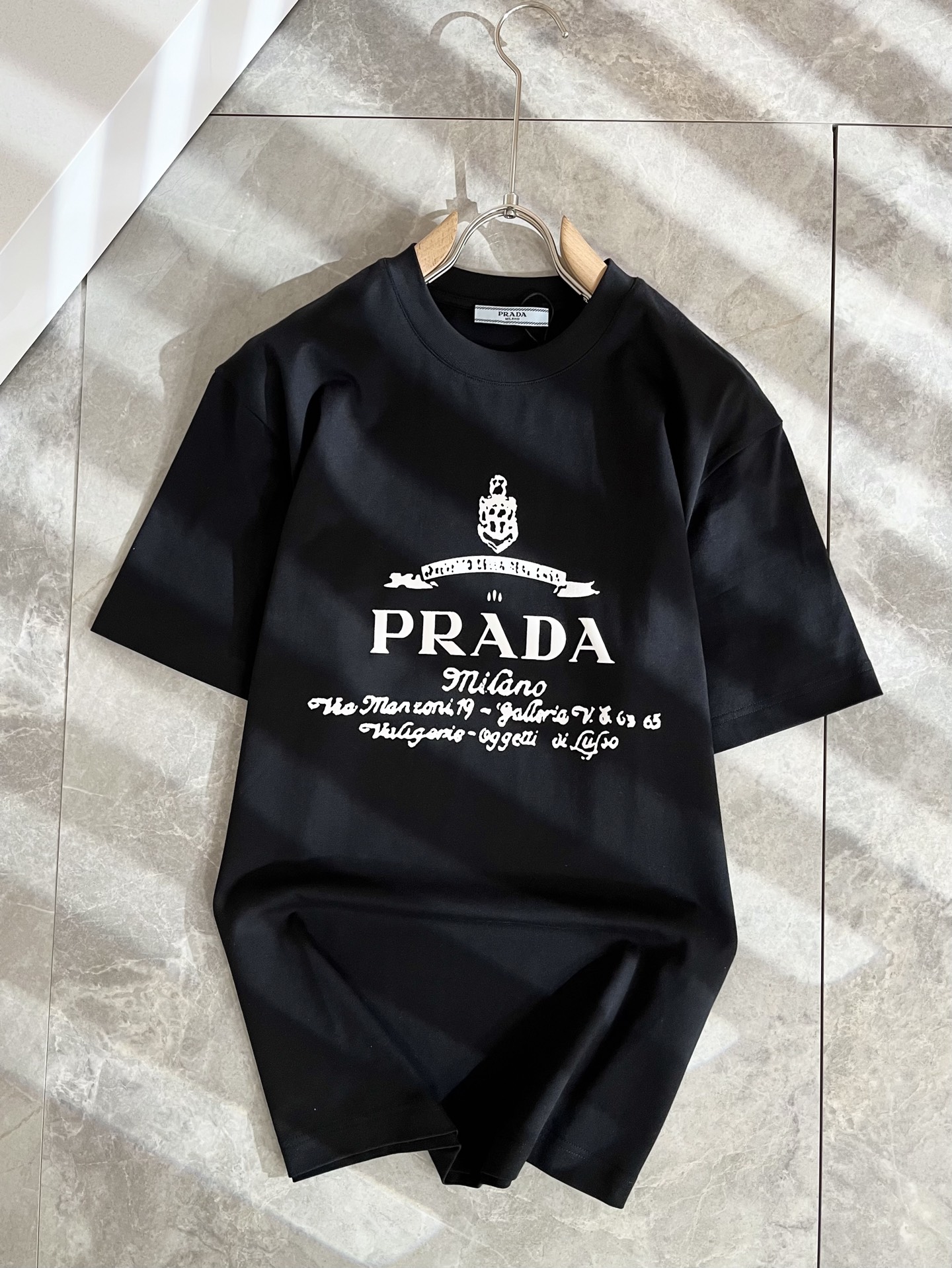  PRAD*A普*达2025春夏新款男女同款👫短袖T恤，最新款全网独家首上！！~既经典有时尚百搭，谁不爱