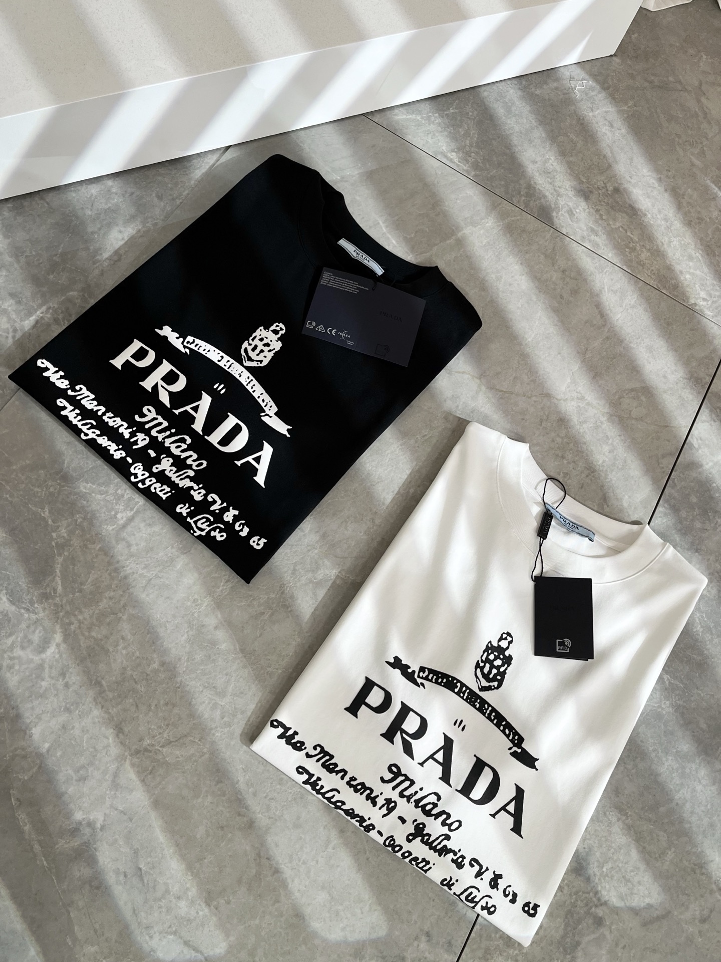  PRAD*A普*达2025春夏新款男女同款👫短袖T恤，最新款全网独家首上！！~既经典有时尚百搭，谁不爱