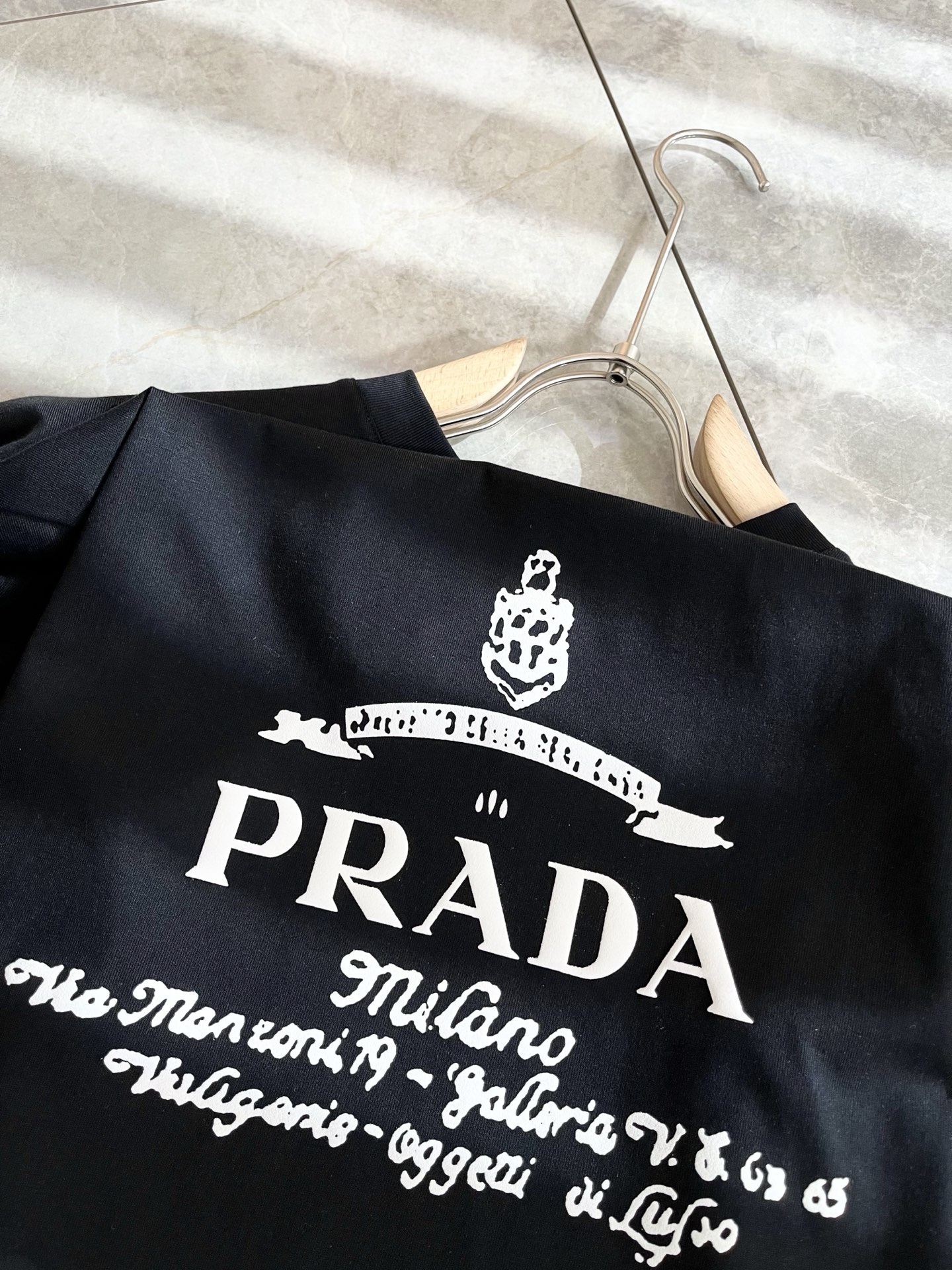  PRAD*A普*达2025春夏新款男女同款👫短袖T恤，最新款全网独家首上！！~既经典有时尚百搭，谁不爱