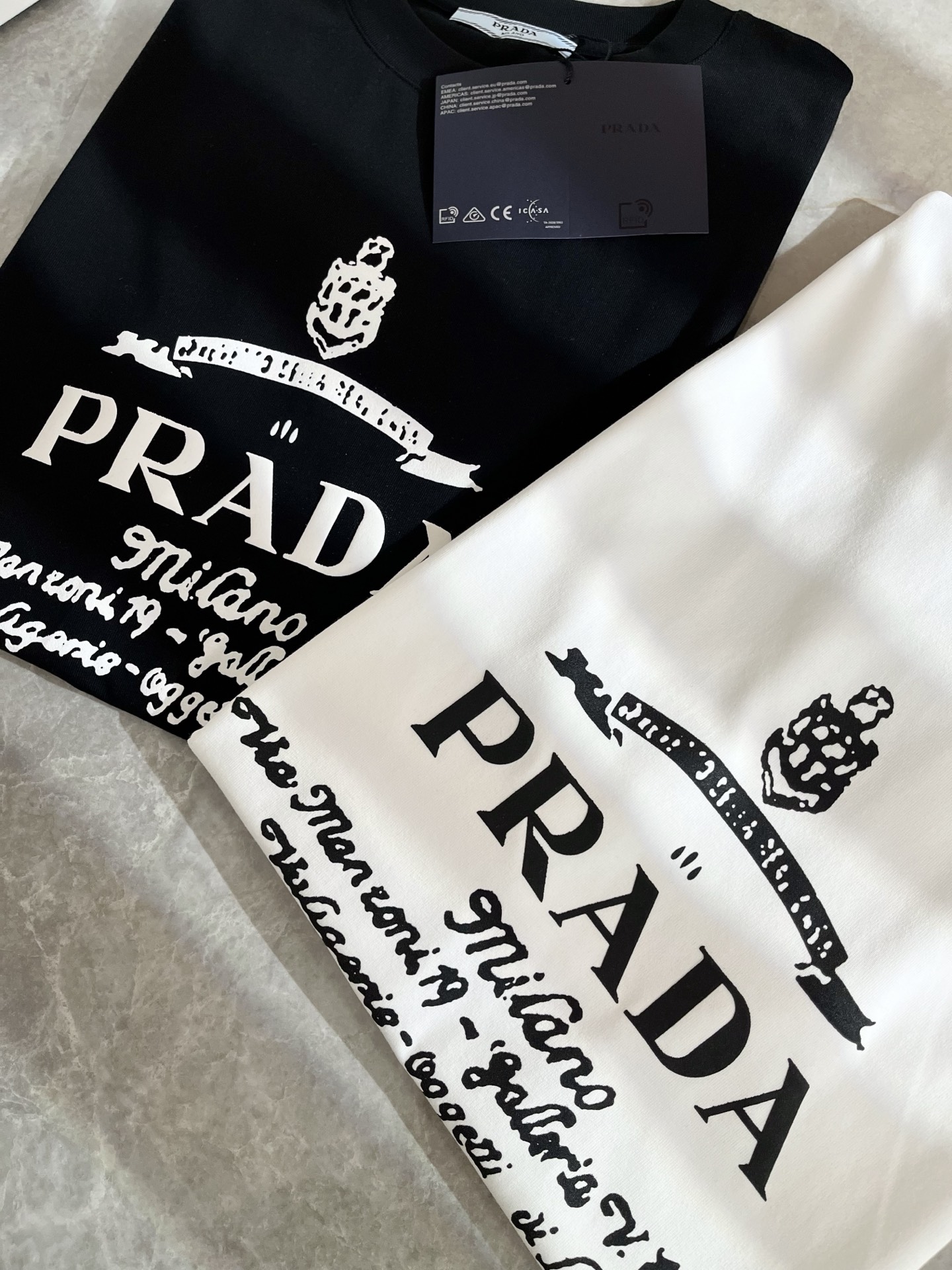  PRAD*A普*达2025春夏新款男女同款👫短袖T恤，最新款全网独家首上！！~既经典有时尚百搭，谁不爱