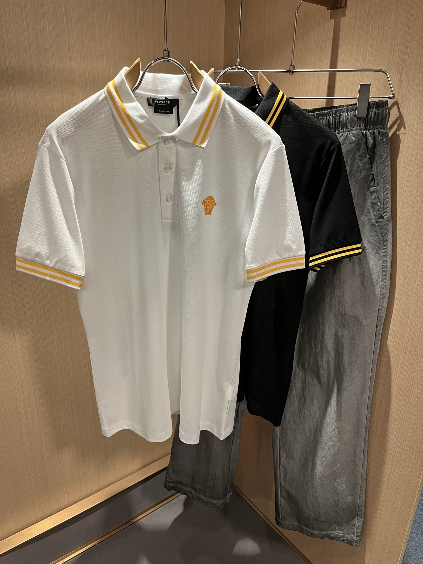 NO:131536,VER**CE Fan*zhe New early spring style!  Trade channel orders, Queen Medusa embroidered LOGO lapel Polo shirt made in Italy, luxury quality achieves fashion status!  The selected customer-supplied bead floor cotton fabrics are made through the printing process. The details and touch are invincible, and the breathability is refreshing and pleasant. The first choice for elegant men is to show their high-profile beauty, and the exquisite craftsmanship is impeccable!  Thick texture, simple without losing style, daily leisure without any pressure~ Size M-3XL, alexander wang19860909VER**CE范*哲 早春新款新品！贸易渠道订单,美杜莎女王刺绣LOGO翻领Polo衫意大利制作,奢华品质成就时装地位！ 精选客供珠地棉面料,经由印花工艺过程制作,细节感和触感柔更是无敌,透气性更是清爽宜人,优雅男士的首选尽显高姿态尤物,精湛的工艺无懈可击！质感厚实,简约而不失格调,日常休闲毫无压力～～尺码M-3XL,,alexander wang,Men's clothing