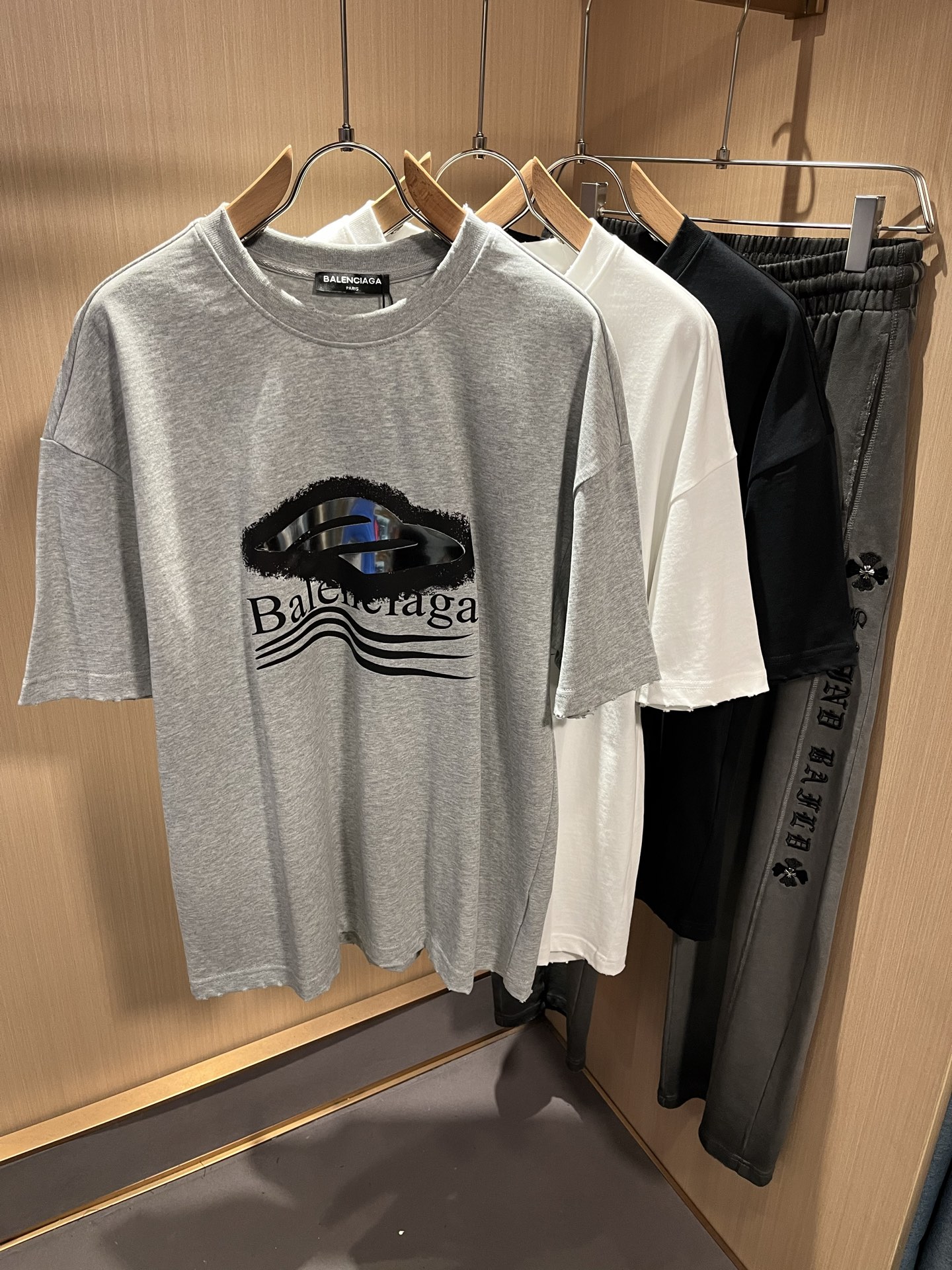 NO:130309,BALENCI*GA Paris* Home 2025 Spring and Summer New Men and Women's Same Short-Sleeve T-shirt!  Fashionable casual short-sleeved T-shirt with catwalk pattern prints!  Design logo glue pressing design!  The most designed and selected customer-supplied 260g pure cotton fabric, which feels soft and skin-friendly, is comfortable and breathable, and you can’t picky about the real thing!  Loose, small, shoulder-dead round neck cut, genderless couple mixed styles, opening up a new fashion charm!  Differentiate the market version of the high-end custom series!  Size M-2XL, balenciaga, T-shirt,tees, t-shirt,alexander wang19860909BALENCI*GA巴黎*家 2025春夏新款男女同款短袖T恤！走秀图案印花时尚休闲短袖T恤衫！设计logo压胶设计！极具设计精选客供260g纯棉面料,手感柔软亲肤,着身舒适透气性都无法挑剔,实物绝对会让你爱不释手！宽松小落肩的圆领版型裁剪,无性别主义的情侣混穿款式,打开全新的时装新韵味！区别市场版本高定系列！尺码M-2XL,,balenciaga,T-shirt,tees，t-shirt,alexander wang,Men's clothing