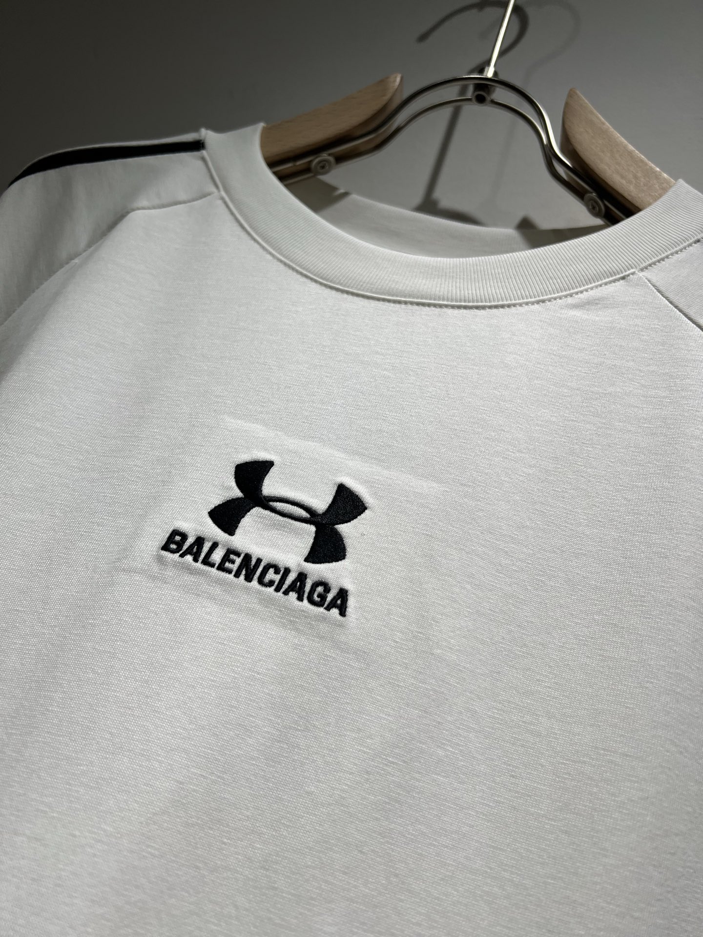   P150 BALENCIA*巴黎*家 2025春夏新款男女同情侣款👫休闲宽松棉质圆领短袖T恤衫！贸易公司渠道稀出，同步官网发售 ！     2025春夏最新系列，经典时尚设计元素，为全新系列注入满满活力，这款T恤衫用心甄选客供进口100%棉面料制成，面料手感亲肤柔软细腻，衣身logo刺绣设计！拥有着无比舒适透气性的穿着体验，整件单品极具吸睛度与时尚感，深受当下年轻人的喜爱！基础宽松的圆领版型裁剪，不分年龄与性别的中性款式，适合搭配你日常所需的所有风格与造型！建议搭配情侣装出街会更为养眼出色！尺码：S-XL