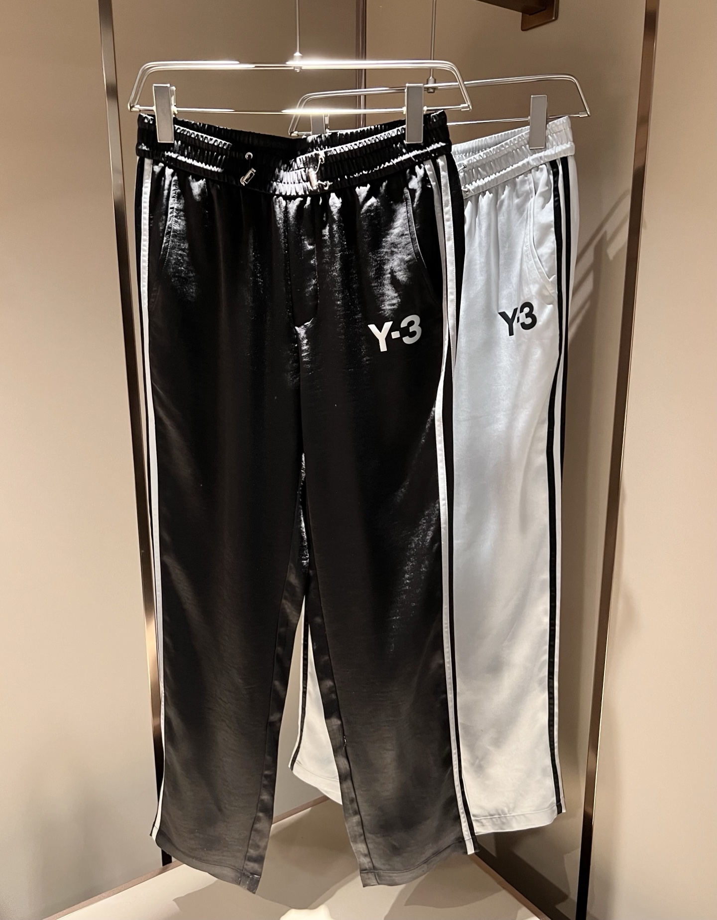 NO:159795,Y- 3 Yamamoto *Yaoji 2025 spring and summer new casual pants, trouser leg letter logo pattern glue-pressing design!  Custom made copper-ammonia fabric!  The upper body feels very comfortable. You must have it on the street, and the counter is synchronized. Fashionable men's fashionable Y-3 letter logo glue pressing design!  Trading company channel, very suitable for wearing in the current season, with a fashionable and stylish upper body and full of energy!  The fabric feels delicate and silky, and the texture brings you the ultimate wearing experience, without any weight bearing, and it is also extremely breathable and quick-drying. The luxurious and durable color matching is full of the atmosphere of a big brand, the visual effect is unparalleled, the color fastness is impeccable, and the unique words bring more eye-catching fashion charm to the outfit!  The precise three-dimensional style is cut, and the upper body is super fashionable and stylish, creating a different street sports style!  Size M-3XL, alexander wang19860909Y- 3山本*耀司 2025春夏新品休闲裤,裤腿字母logo图案压胶设计！定制做铜氨丝面料！上身舒适感非常好.炸街必须要拥有它,专柜同步.潮男时尚Y-3字母logo压胶设计！贸易公司渠道,非常适合当下季节穿着,上身时尚有型,精气神十足！面料手感细腻丝滑,质感给你带来极致的穿着体验,毫无负重感,同时也极具强大的透气速干性,奢华耐看的配色充满了大牌气息,视觉效果无与伦比,色牢度更是无懈可击,独特的字样更是为套服饰带来了更为养眼的时尚魅力值！精准立体的版型裁剪,上身超级时髦有型,打造出不一样的街头运动范儿！尺码M-3XL,,alexander wang,Men's clothing