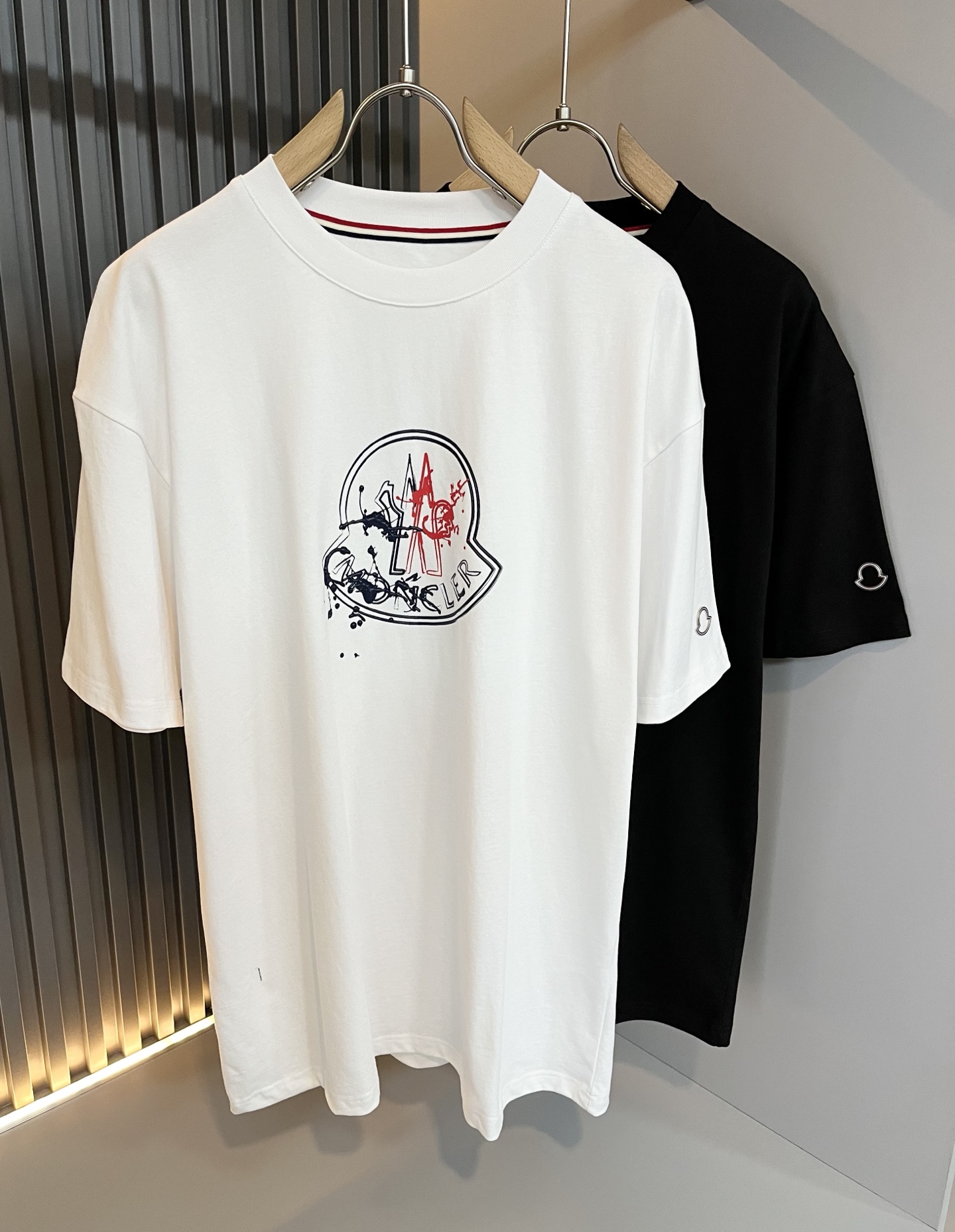 NO:130335,Moncler Mengjia 2025 Spring and Summer Latest Men and Women's Same Trade Order Short-sleeved T-shirt, Full Quality!  !  Internet celebrity style!  Designed with logo pattern!  The upper body is comfortable and breathable, not stiff, and the overall three-dimensional feeling is rich. Quality export orders, customized exclusive pure cotton fabric tailoring to meet the simple needs of commuters for dressing. The upper body is very effective, it looks slim and not picky about the figure. The fabric workmanship... Improper, only good craftsmanship can make you feel good and tasteful, a must-have item for everyone!  Size S-XL, christian louboutin, T-shirt,tees, t-shirt,alexander wang19860909Moncler蒙家 2025春夏最新男女同款贸易订单短袖T恤,全品相！！网红款！采用logo图案印花设计！上身舒适透气,不僵硬,整体有着丰富的立体感,品质出口订单,定制专属纯棉面料剪裁,满足通勤人们对于着装的简约需求,上身效果很好,显瘦,不挑剔身材.面料做工....无可挑剔,好工艺好面料才能穿出好品味一款,人手必备单品！尺码S-XL,,christian louboutin,T-shirt,tees，t-shirt,alexander wang,Men's clothing