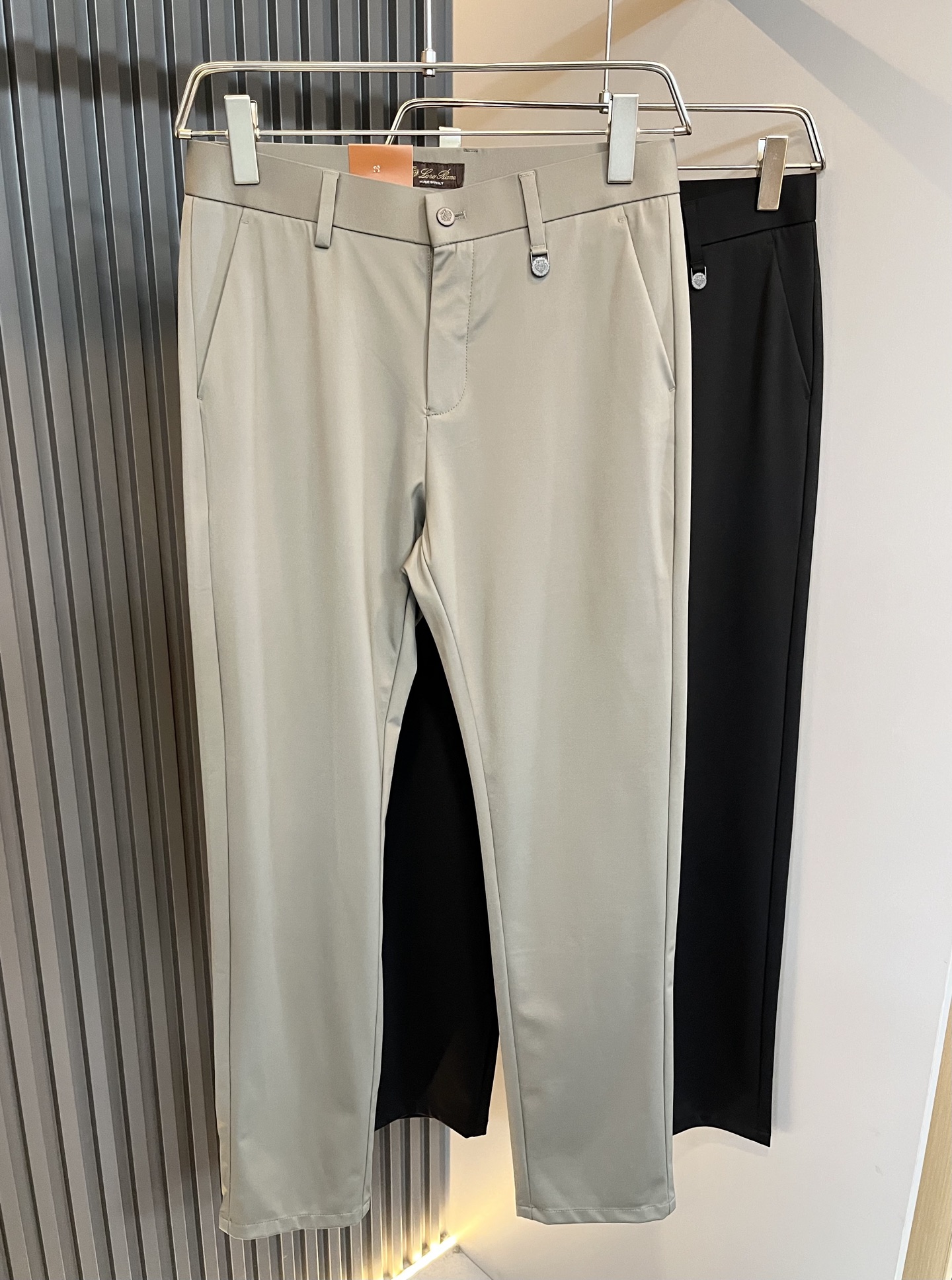 NO:130316,Loro Piana Nouyou Pianya 2025 spring and summer new men's fashion high-end casual pants, Hong Kong foreign business channel goods, original Japanese production, pure blood quality, perfectly continuing the essence and genes of LP home. From the main fabric to the detailed craftsmanship, all show the ingenuity of quality, using multiple brand elements to interpret, logo hardware design!  Identity manifestation that belongs to the soul!  Customer-supplied high-end imported elastic spandex fabric, very high-end and fashionable detailed craftsmanship, red ear cloth is completed by a specific antique loom. This element represents the identity and rank of the trousers, which is very worthy of savoring!  In terms of matching, it is invincible and explains the versatility in place, with ingenious details and exquisite accessories. The auxiliary materials are all provided by foreign merchants. They are tailored and slim, and the upper body is lifted with an excellent effect. They are a styling item that is hard to come by!  Size 30-40 37 39, loro piana, loro piana, alexander wang19860909Loro Piana诺悠翩雅 2025春夏新品男士时装款高端休闲裤,香港洋行渠道货,日本原厂出品,纯血统品质,完美延续了LP家的精髓与基因,从主体面料到细节工艺,无不彰显出品质的匠心所在,运用多个品牌元素标识来诠释,标志logo五金设计！属于灵魂式的身份彰显！客供高级进口弹力氨纶面料,非常高级且时髦的细节工艺,赤耳布是由特定古董织布机完成,此元素代表着西裤的身份及段位,非常值得细品悦人！在搭配上所向无敌,把百搭阐释到位,细节匠心考究,辅料皆为外商客供,剪裁合体修身,上身提臀效果绝佳,可遇而不可求的造型单品！尺码30-40 37 39,,loro piana,loro piana,alexander wang,Men's clothing