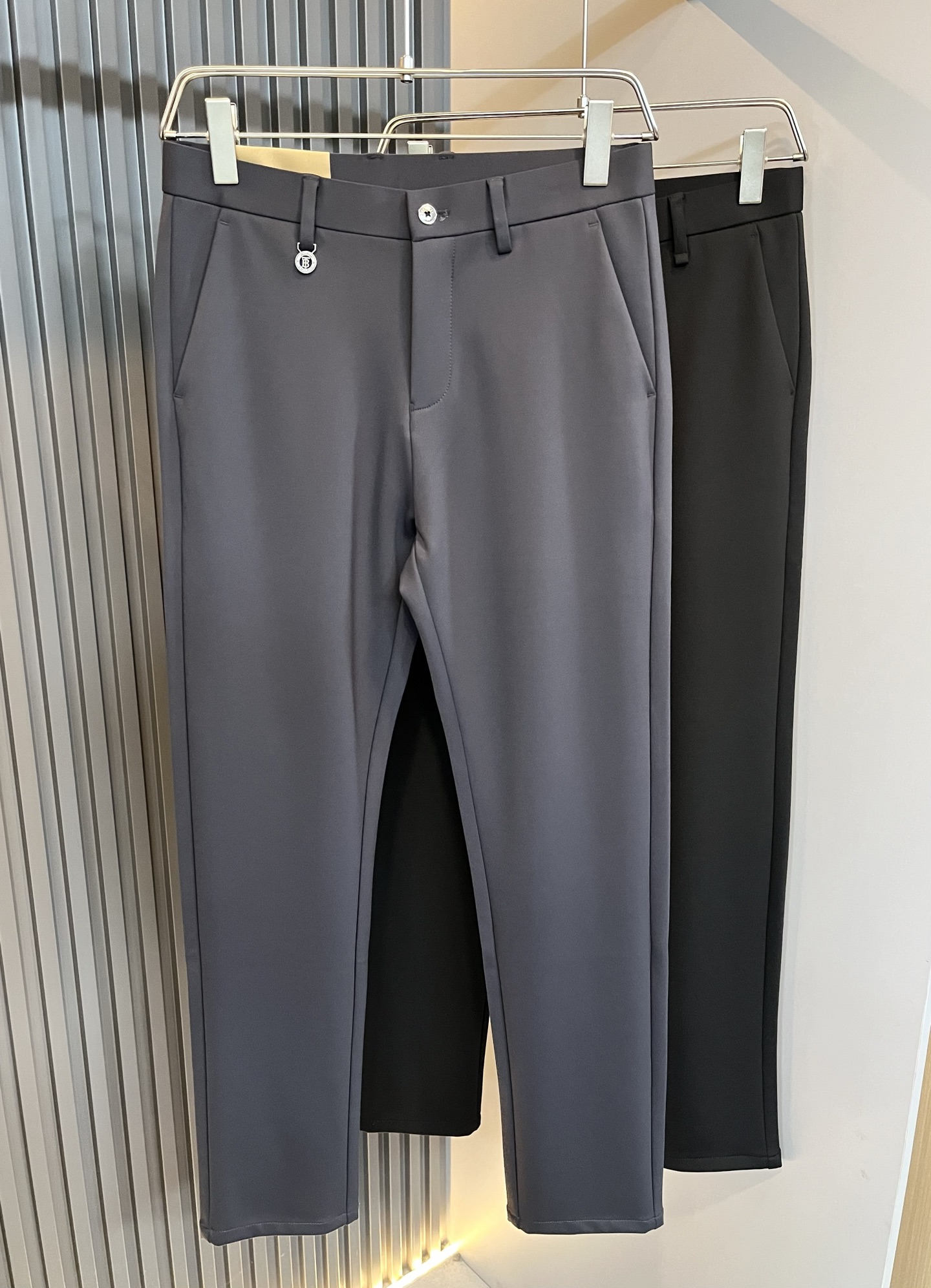 NO:130317,BURBER*Y Ba*li 2025 early spring men's casual trousers, classic basic men's straight-leg pants, simple solid color and versatile hardware logo accessories, classic inner British style strips wrapped around, obvious iconic, a must-have for wardrobe, on sale in counters, full quality foreign trade orders. It has a strong British style. It has long been synonymous with luxury, quality, innovation and eternal classics. Its windbreaker is famous all over the world as a brand logo. It has a traditional British design style, with unique fabrics and elegant style. The drastic transformation design forms a continuous totem print, and the simple font replaces the classic knight logo, completely subverting the original style.  The counter model show series is very fashionable, a simple, refreshing, fashionable and versatile casual style. They are all super stylish, and it is the dazzling dark horse this season and the most appropriate color. Size 30-40 37 39, burberry, alexander wang19860909BURBER*Y巴*莉 2025早春男士休闲西裤,男士经典基础款小直筒裤 简洁纯色百搭款五金logo辅料配合 经典内里英伦风条包边,标志性明显,衣橱必备,专柜在售,全品相外贸订单.是具有浓厚英伦风格.长久以来成为奢华、品质、创新以及永恒经典的代名词,旗下的风衣作为品牌标识享誉全球.带有一股英国传统的设计风格,独特的布料、大方优雅为主.大刀阔斧的转型设计,组成连续图腾印花,简约的字体取代了经典的骑士标志,彻头彻尾地颠覆了原始风格. 专柜模特走秀系列,非常时尚一款简单清爽时尚百搭休闲款,都超级有型,更是本季让人眼前一亮的黑马,也是最应景的色彩,尺码30-40 37 39,,burberry,alexander wang,Men's clothing