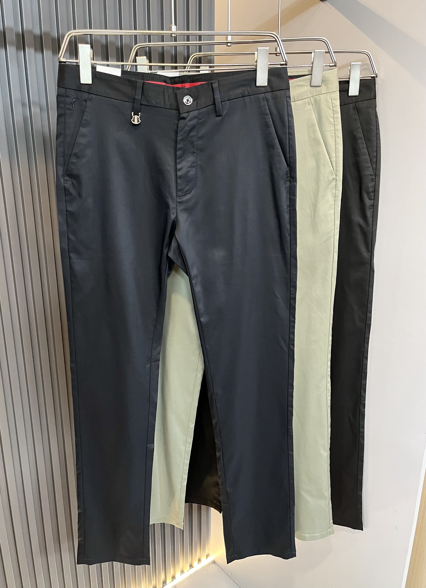 NO:130314,Moncl*rMon*kou 2025 Spring and Summer Latest Trade Order Casual Stretch Spandex Trousers!  Full quality!  !  Original logo hardware accessories design!  Customized exclusive cotton fabric cut!  The upper body is comfortable and breathable, not stiff, and the overall three-dimensional feeling is rich and the quality is exported to meet the simple needs of commuters for dress. The upper body is very effective, it looks slim and does not picky about the figure. The fabric workmanship is impeccable. Only good craftsmanship can make you look good and tasteful. It is a must-have item for everyone!  Size 30-40 37 39,,christian louboutin,alexander wang19860909Moncl*r蒙*口2025春夏最新的贸易订单休闲弹力氨纶西裤！全品相！！原版logo五金辅料配件设计！定制专属纯棉面料剪裁！上身舒适透气,不僵硬,整体有着丰富的立体感,品质出口订单,满足通勤人们对于着装的简约需求,上身效果很好,显瘦,不挑剔身材.面料做工....无可挑剔,好工艺好面料才能穿出好品味一款,人手必备单品！尺码30-40 37 39,,christian louboutin,alexander wang,Men's clothing