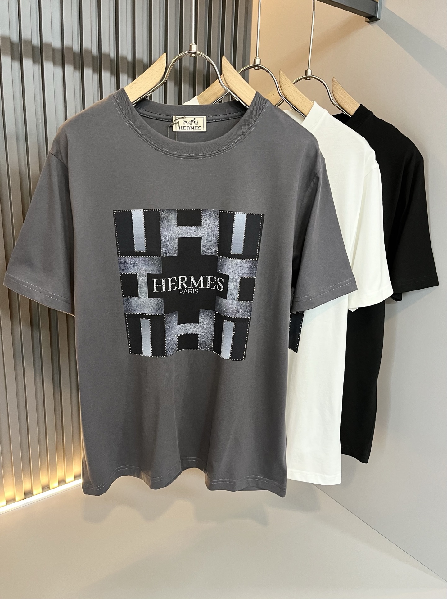 NO:130331,Her*mes 2025 spring and summer new men's short-sleeved T-shirt, a brand-new upgraded versatile basic style, low-key and luxurious, and a choice of character!  Select high-quality and selected pure cotton fabrics!  Created, enjoy a relaxed and comfortable wearing experience, with super vertical performance, and has a strong sense of art. The iconic logo print and diamond craft design is designed with meticulous craftsmanship and high recognition, showing the new brand micro-label culture!  Classic perfect layout design, precise and in place for cutting. Simple and atmospheric style, and can show fashionable charm in daily leisure life. Size S-2XL, T-shirt,tees, t-shirt,alexander wang19860909Her*mes爱*仕2025春夏新款男士短袖T恤,全新升级百搭基础款,低调奢华,品格之选！甄选优质精选纯棉面料！打造而成,享受轻松自在的穿着体验,有着超强的垂直性能 艺术感极强标志性logo印花烫钻工艺设计,工艺细致,辨识度极高,展现全新品牌微标文化！经典完美版型设计,在裁剪上精准到位.简约大气风格,又能在日常休闲生活中展现时尚魅力.尺码S-2XL,,T-shirt,tees，t-shirt,alexander wang,Men's clothing