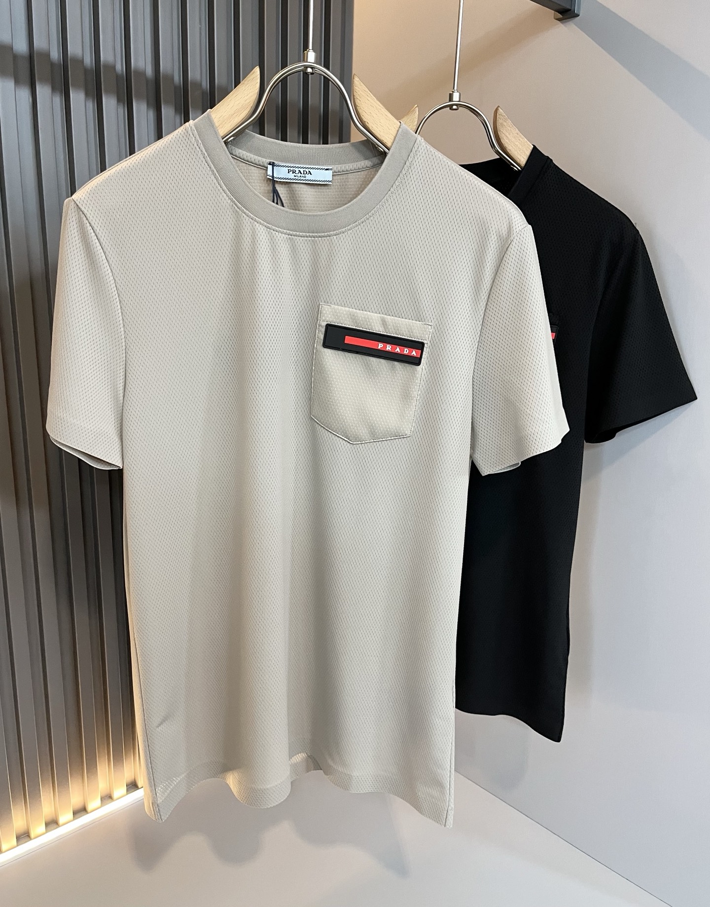 NO:130320,PRAD*A Pu*da 2025 spring and summer new short-sleeved T-shirt for men and women, the latest model is exclusively available on the entire network!  !  ~ It is classic and fashionable and versatile, who doesn’t like it? It will show the classic again. It is very pleasing to the eye and comes with a low luxury halo and recognition!  Pr*da's traditional brand concept and modern advanced technology are perfectly combined. Coupled with the extremely modern and simple design, P's exclusive logo pattern glue pressing design!  Customized 100% imported stretch spandex fabric!  The texture of this model is quite touching, the specifications and grades are known with tentacles. The degree of delicateness and breathability are top-notch!  Size S-2XL, prada, T-shirt,tees, t-shirt,alexander wang19860909PRAD*A普*达2025春夏新款男女同款短袖T恤,最新款全网独家首上！！~既经典有时尚百搭,谁不爱啊,将经典再次展现,非常的耐看,自带低奢光环与辨识度！Pr*da传统的品牌理念和现代化的先进技术进行了完美结合.加上极其现代摩登风范的简约设计,p家专属logo图案压胶设计！定制百分百进口弹力氨纶面料！此款的质感相当感人 触手便知规格档次 细腻程度与透气效果堪称顶级！尺码S-2XL,,prada,T-shirt,tees，t-shirt,alexander wang,Men's clothing